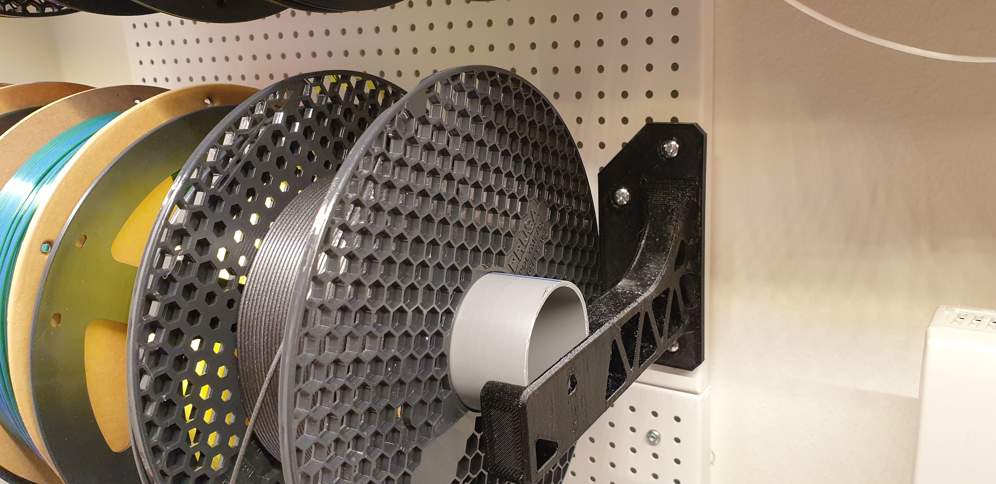 Filament spool holder bracket for 12 mm pegboard or wall mounting