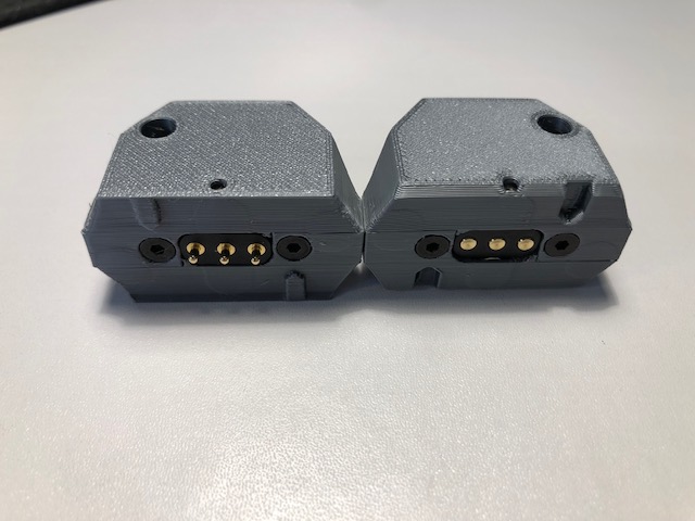 Magnetic connector for a 3 pins spring loaded pogo