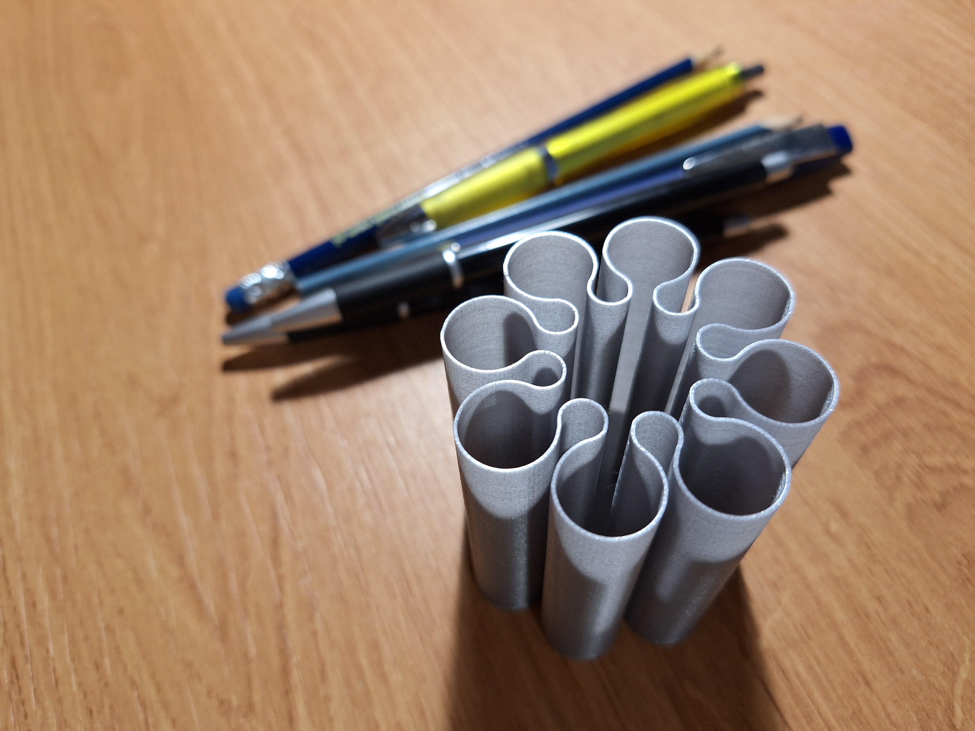 Curly style pen holder