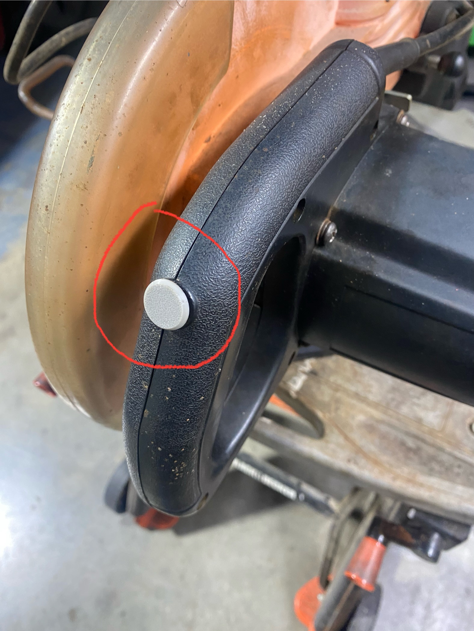Miter Saw Safety Button par metzgarj Téléchargez gratuitement un