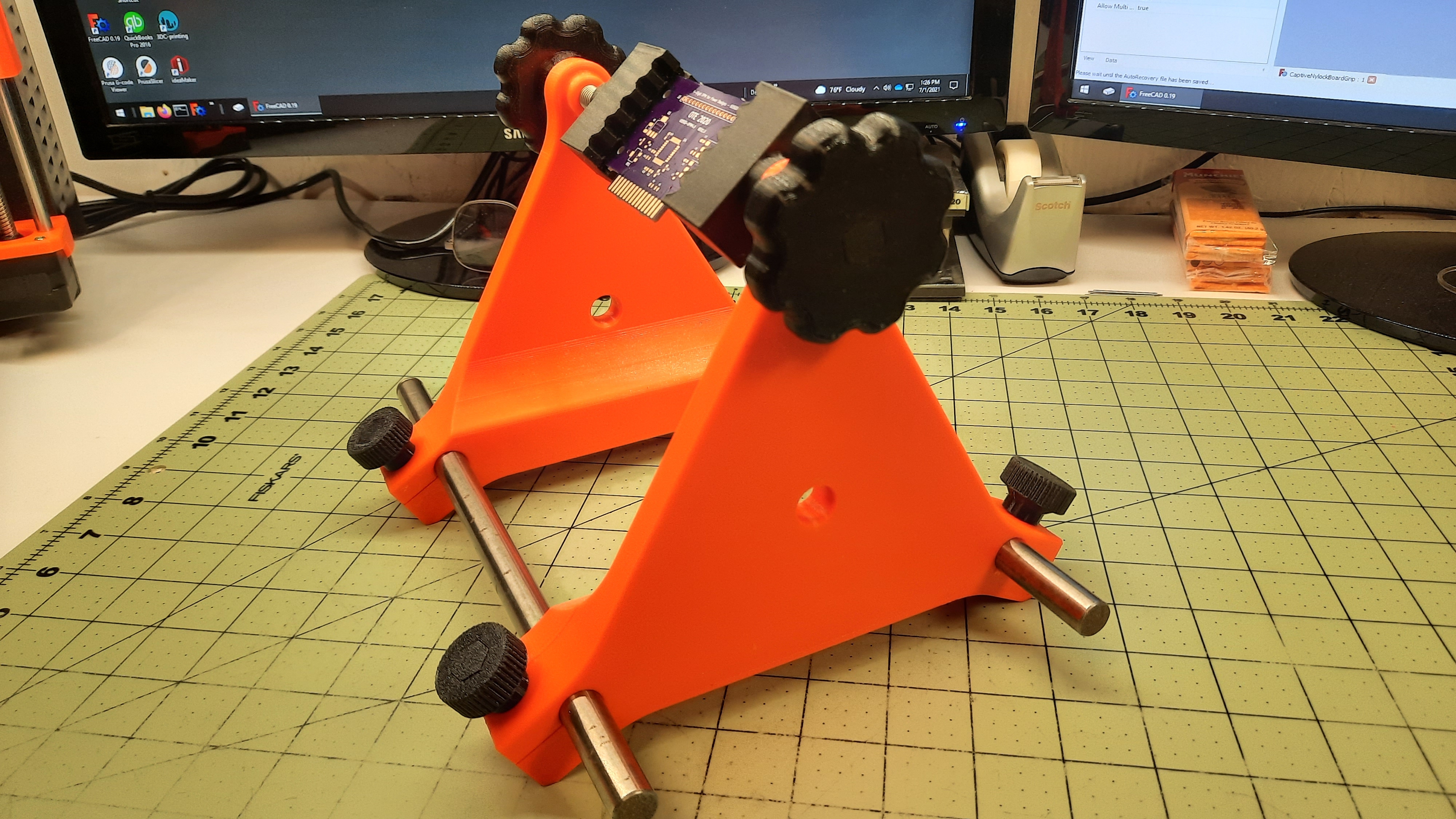 Miniatura 6 do modelo 3D PCB Holder - Multi-Part Project