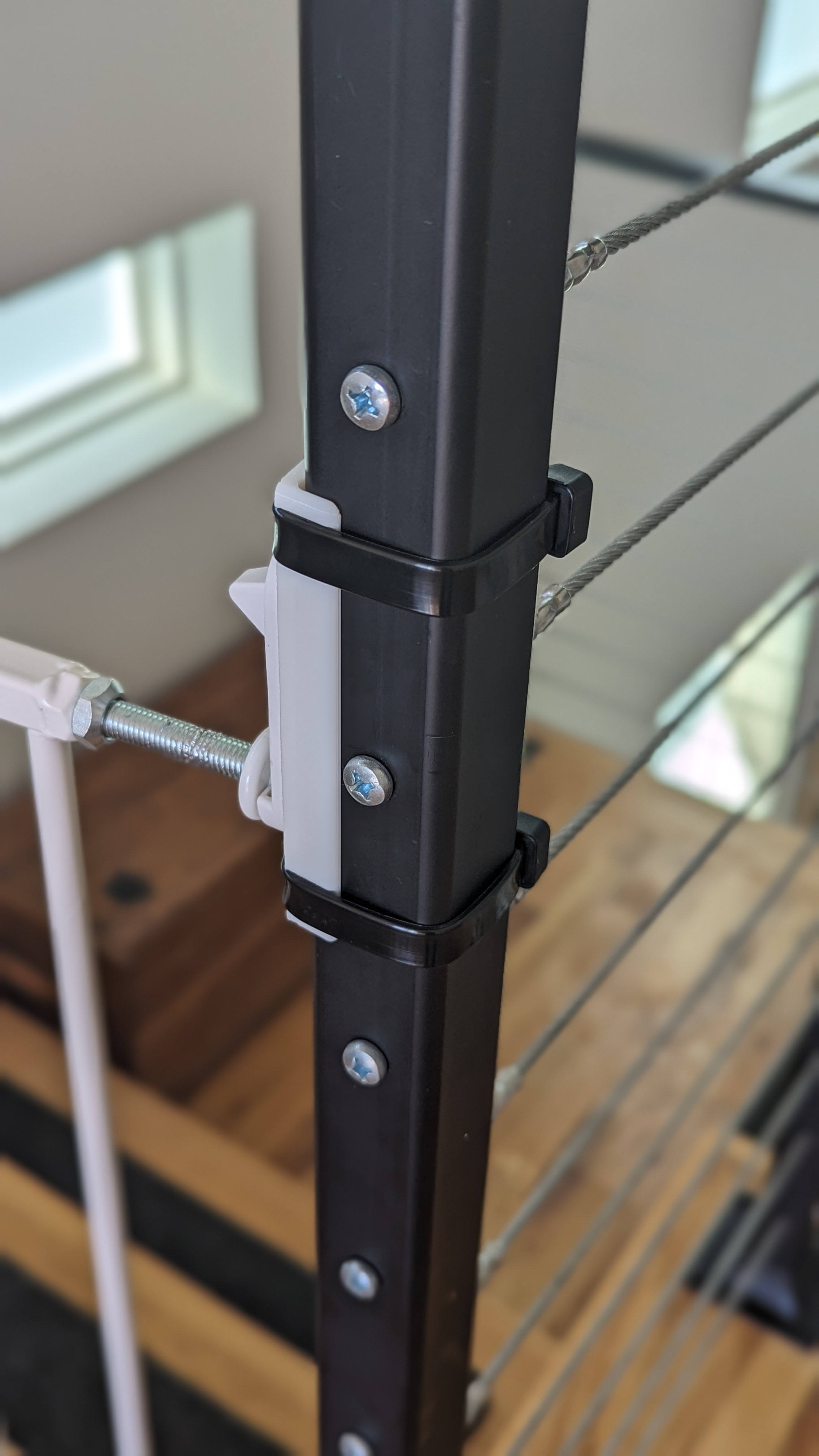 Miniatura 2 do modelo 3D Baby gate mounting bracket (customizable angle)