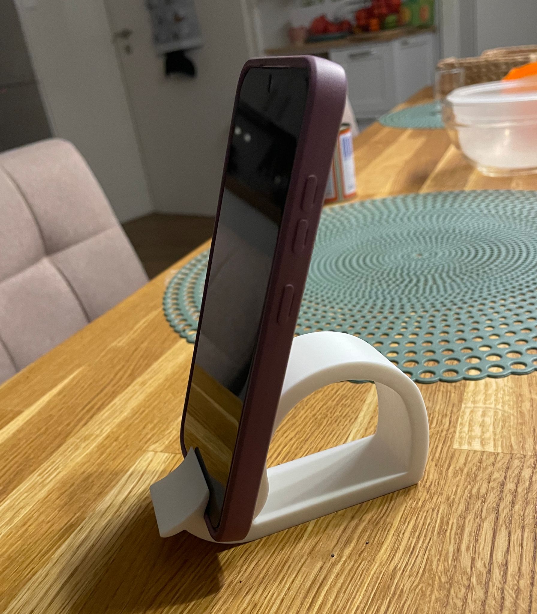 Minimalistic phone holder whale