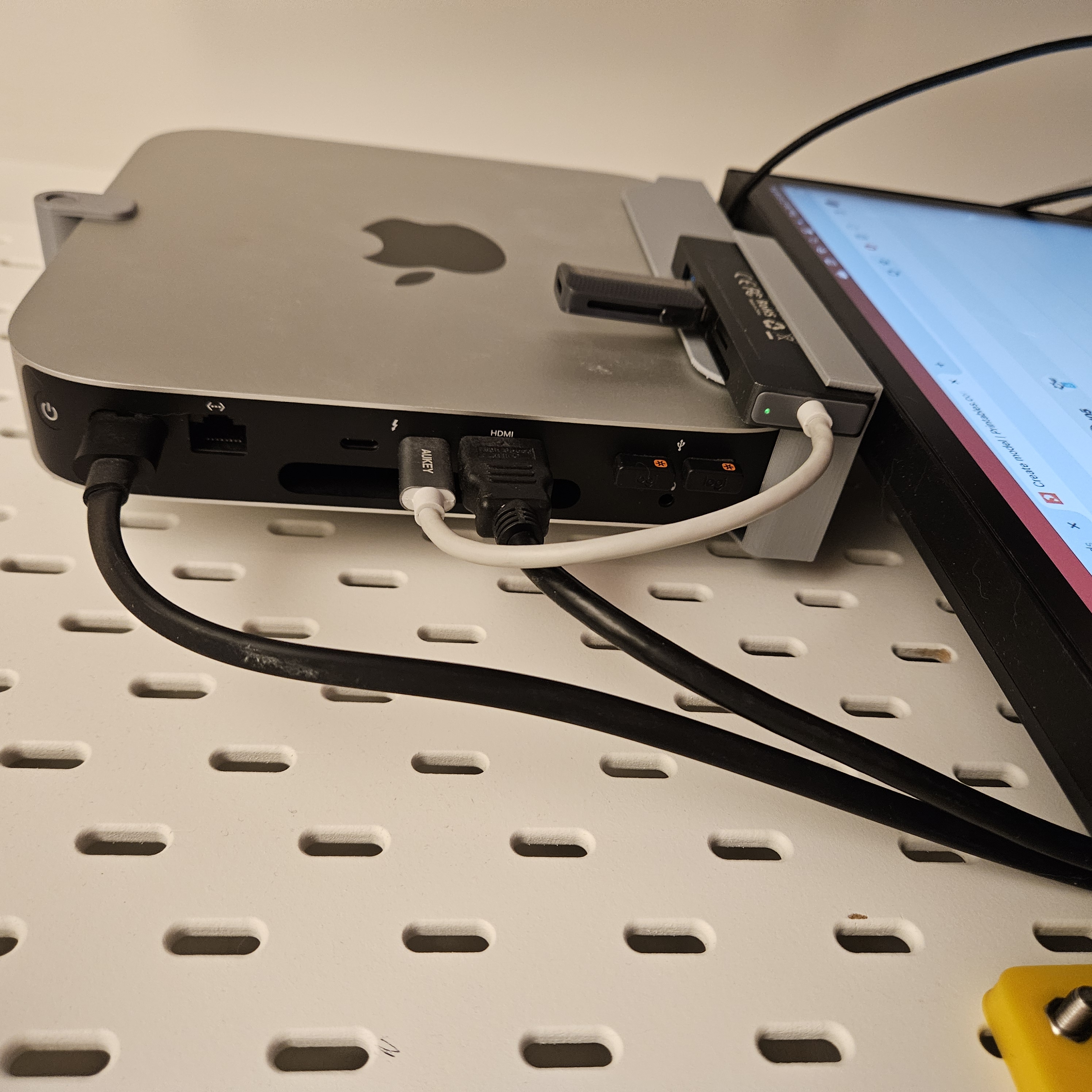 Miniatura 2 do modelo 3D Skadis Mac Mini Holder
