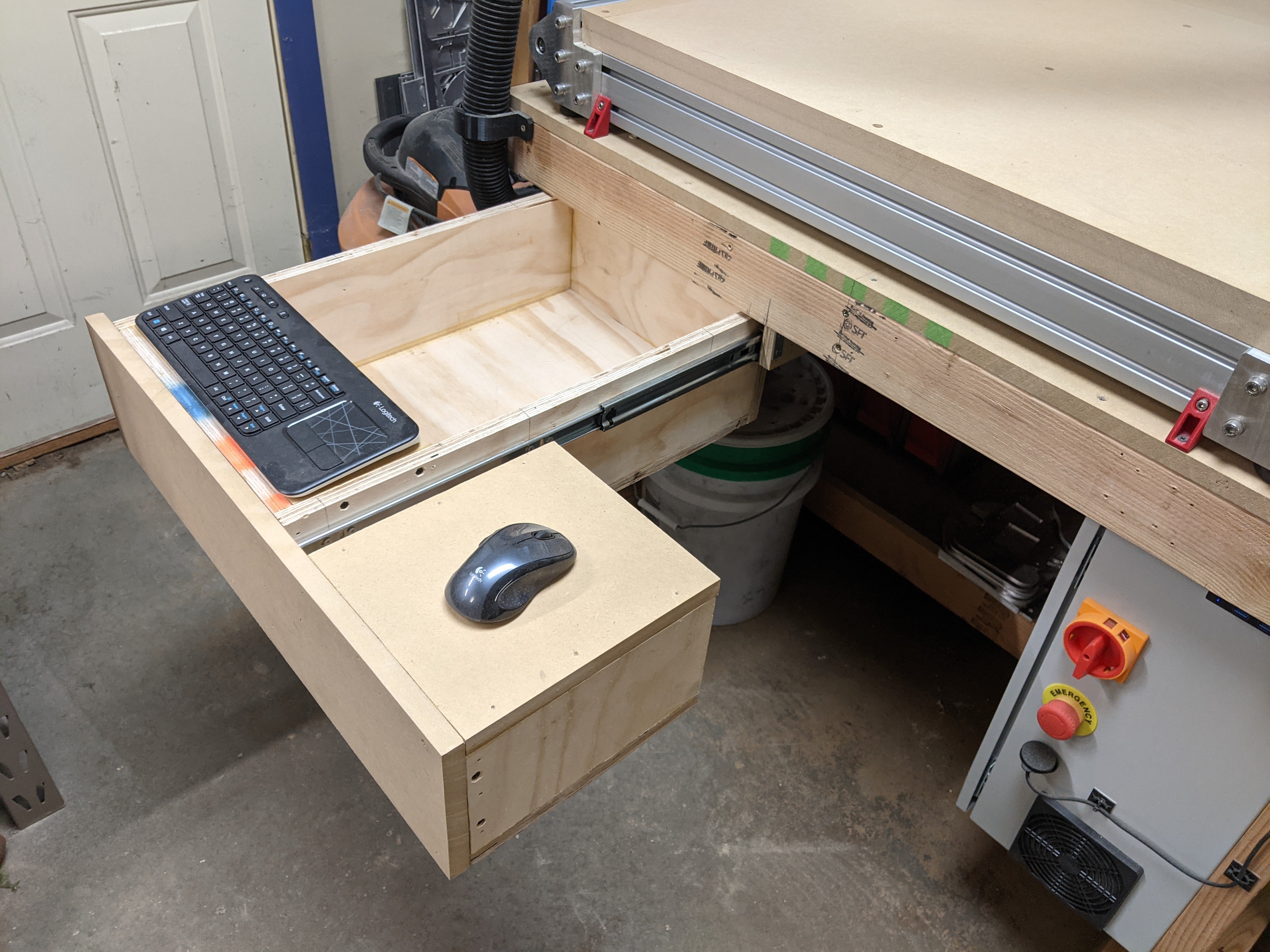 https://media.printables.com/media/prints/70463/images/767681_5f926bae-c6d0-44aa-a1af-b01ba74c3fd5/workbench-with-drawers2.jpg