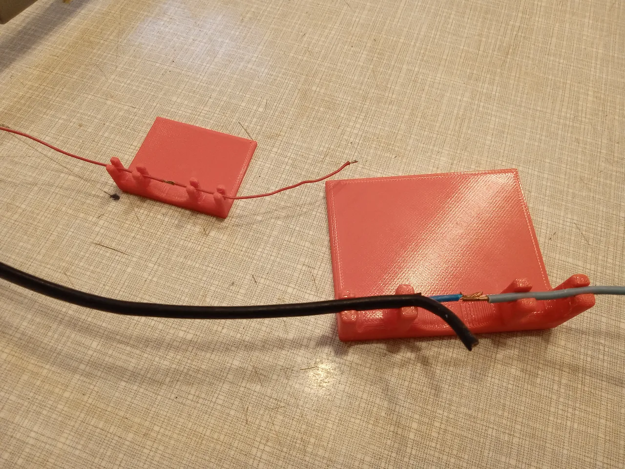 wire soldering clamp jig / Löthilfe für Kabel löten by kjrps, Download  free STL model