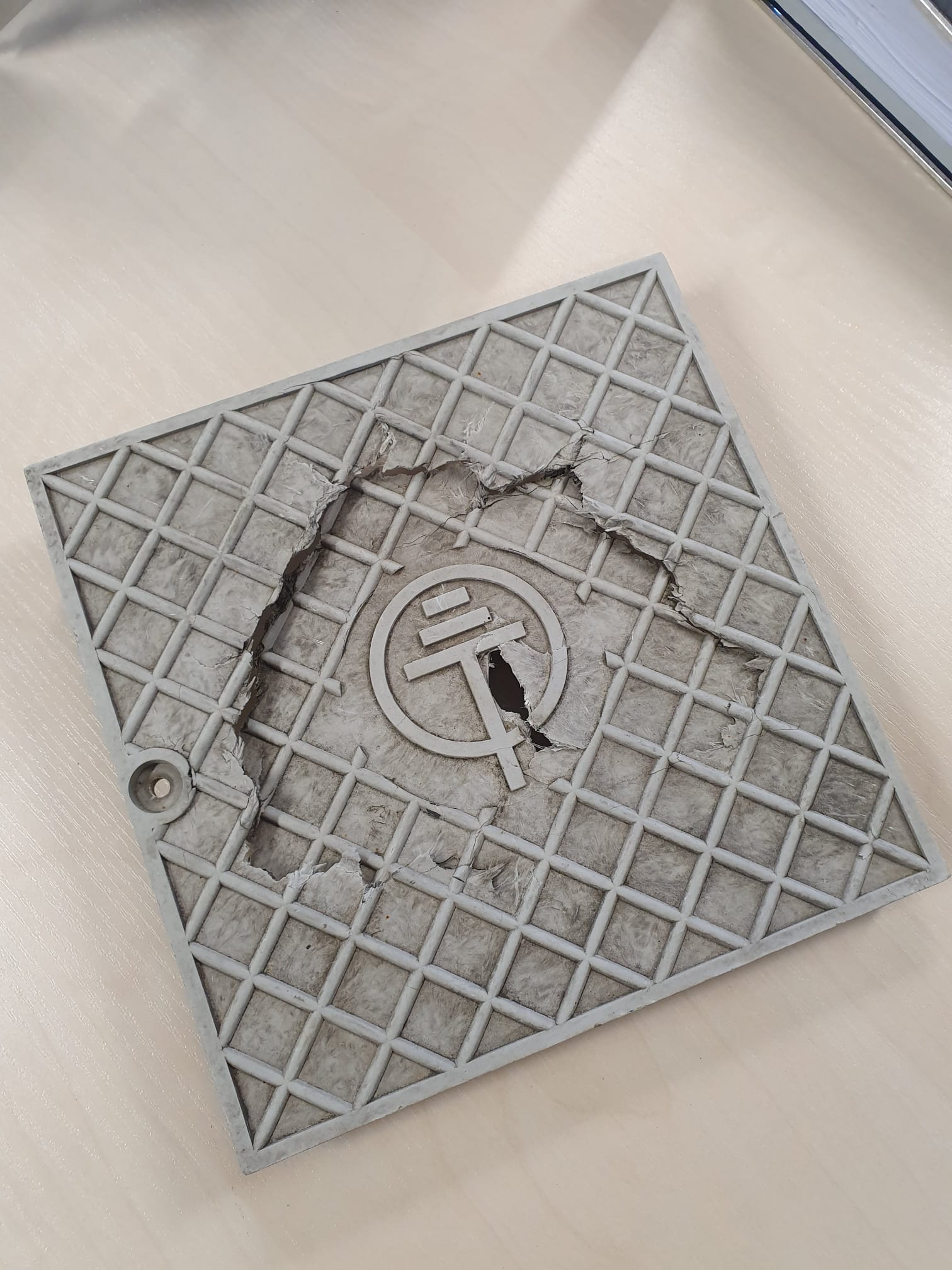 Box lid lightning protection connector