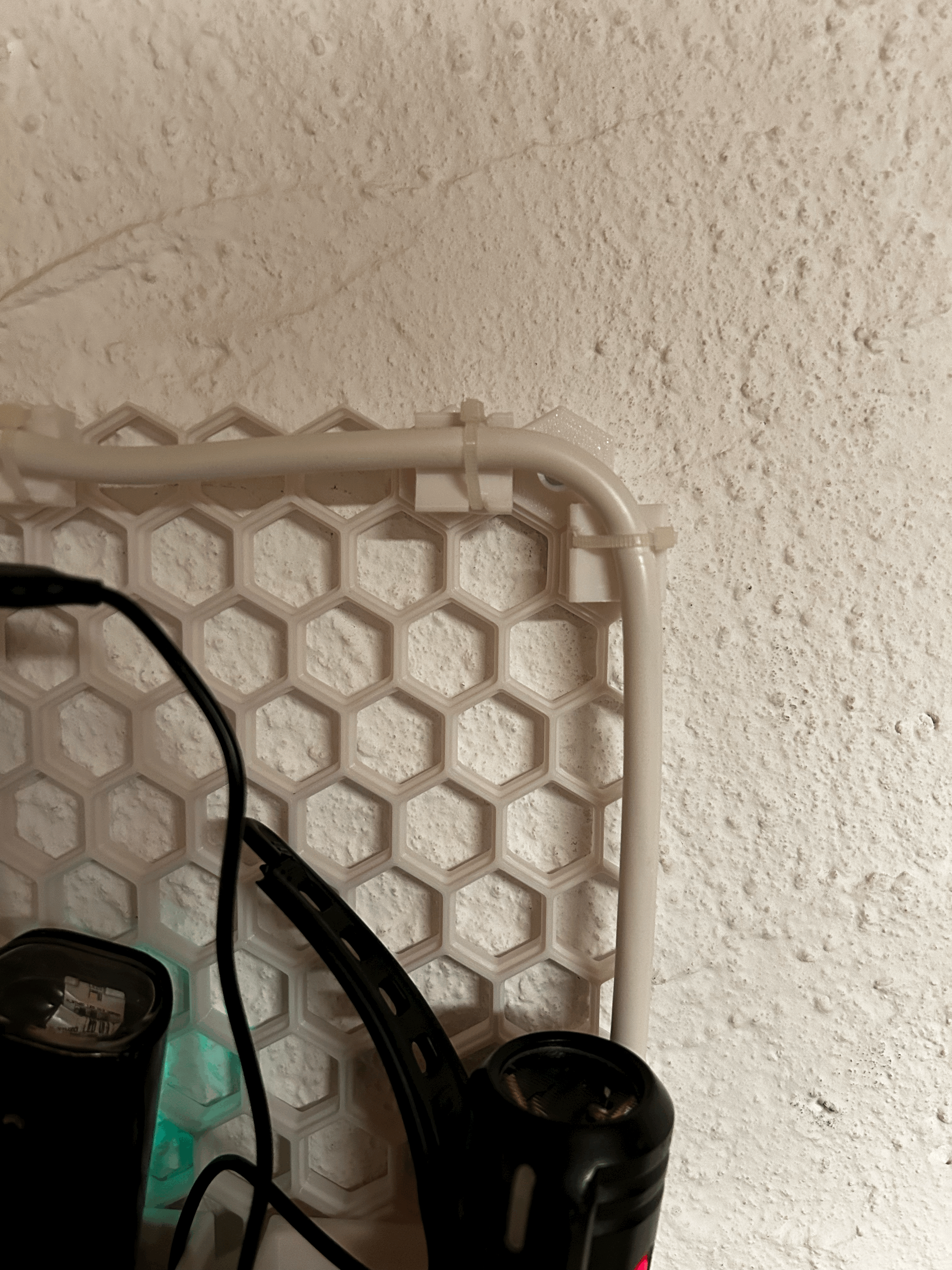 90° rotated Cable - Nylon lock holder - Honeycomb storage wall