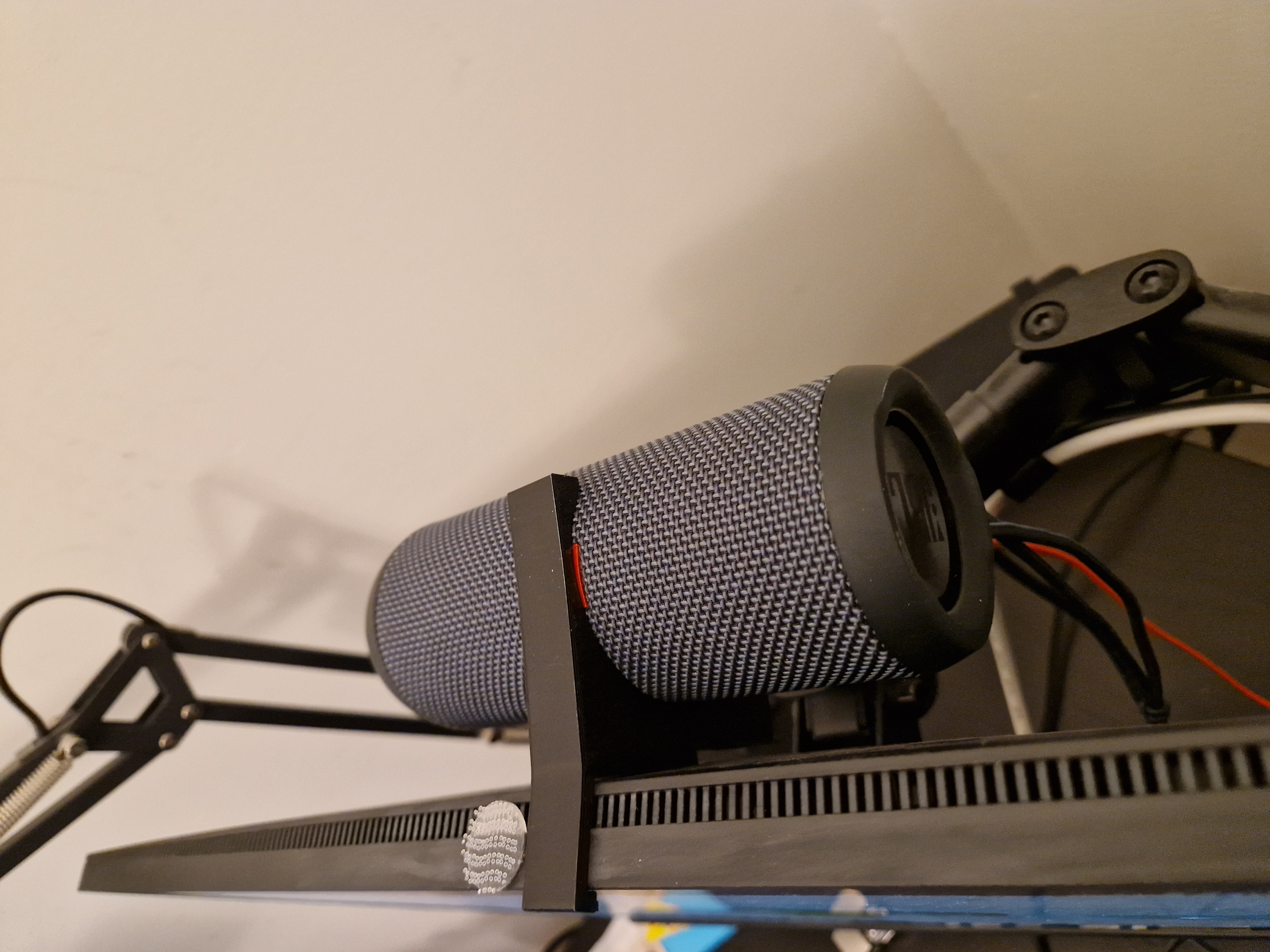 JBL Flip Essentials monitor stand
