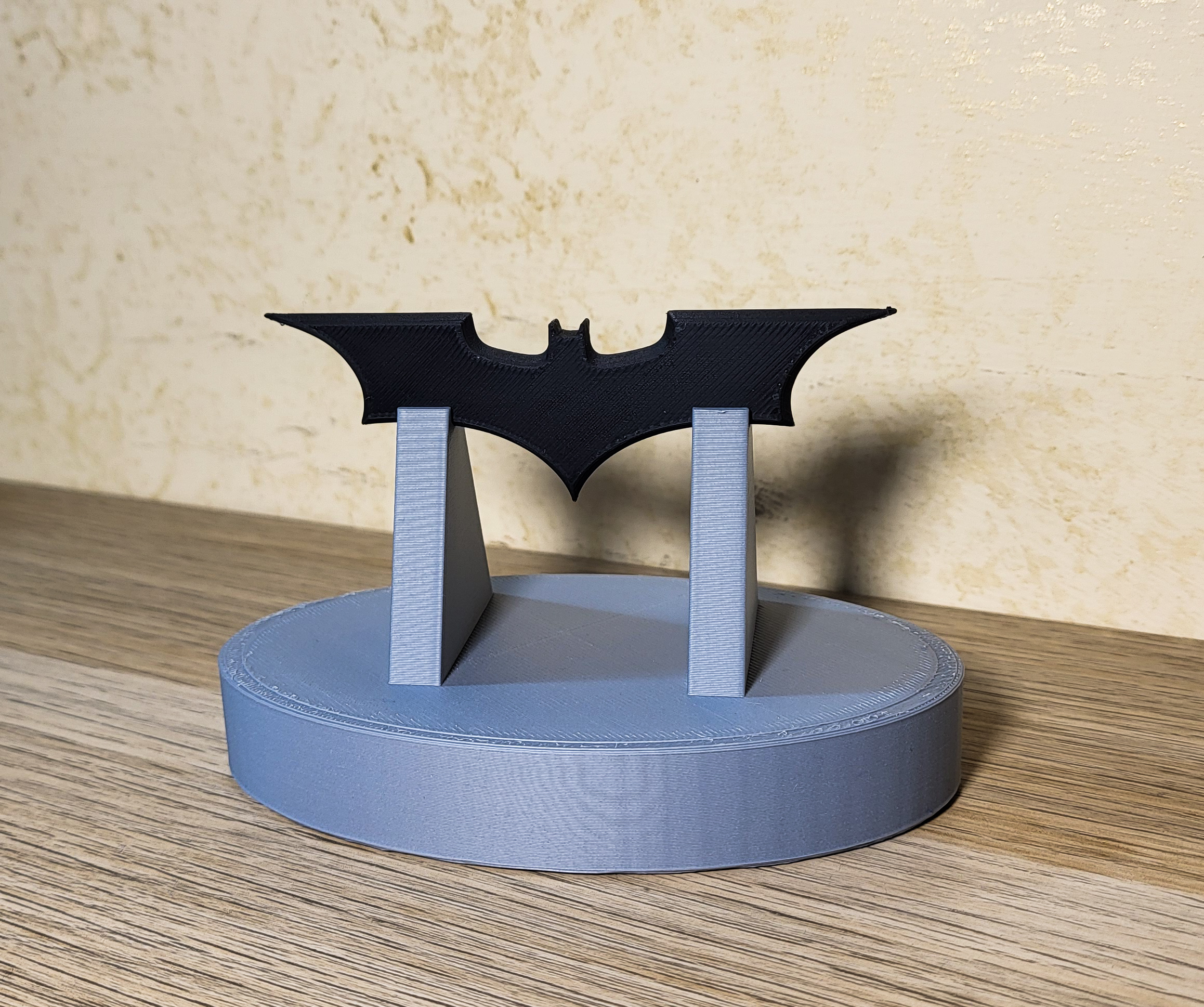 Batman The Dark Knight Batarang plus stand