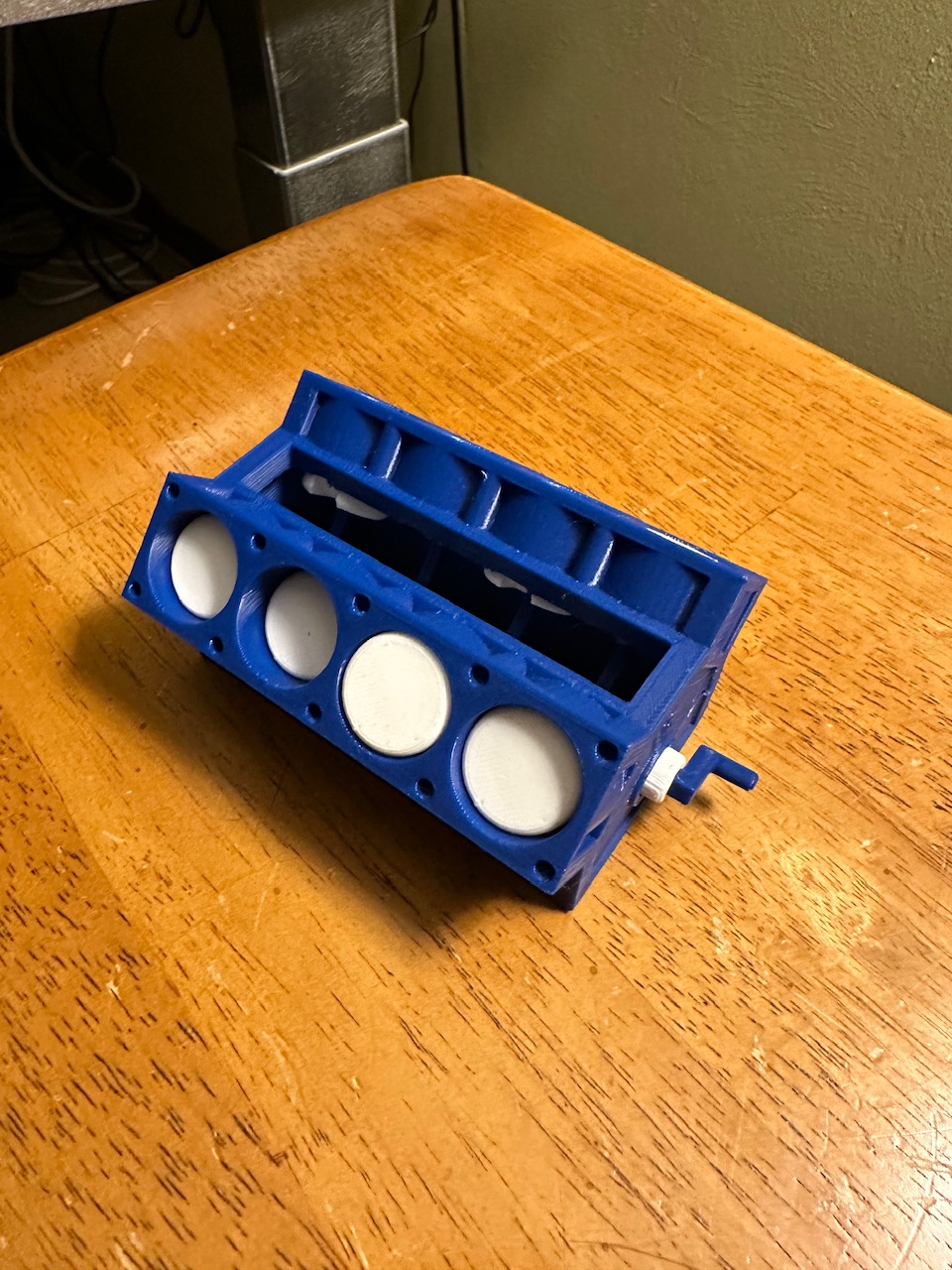 Miniatura 2 do modelo 3D V8 Engine with view hole