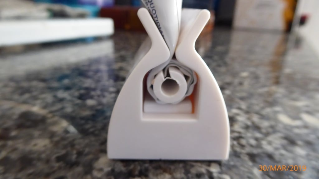 Miniatura 2 do modelo 3D Yet another tooth paste holder and squeezer