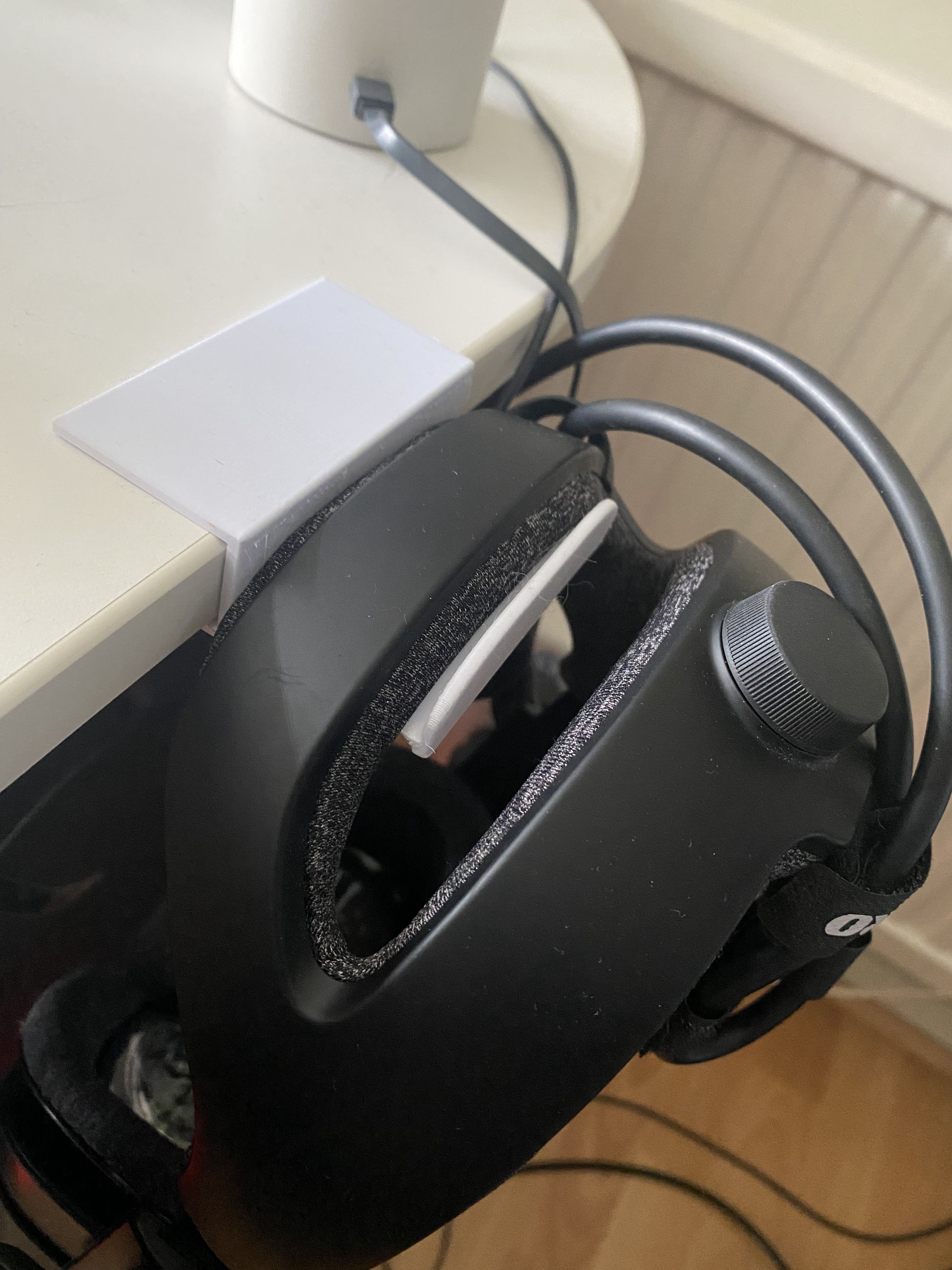 VR HMD desk holder