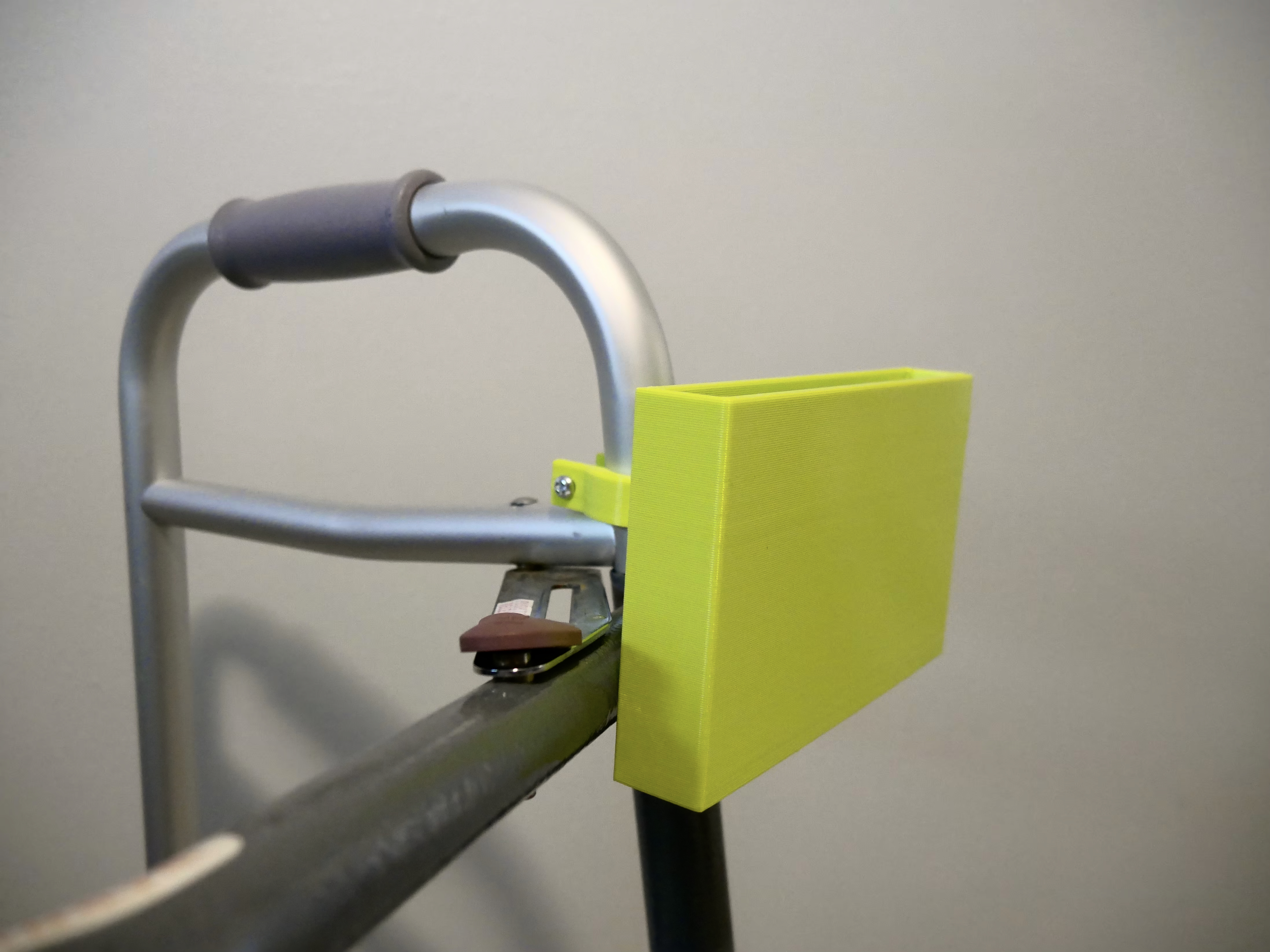 Miniatura 2 do modelo 3D iPad Mini holder for walker attachments