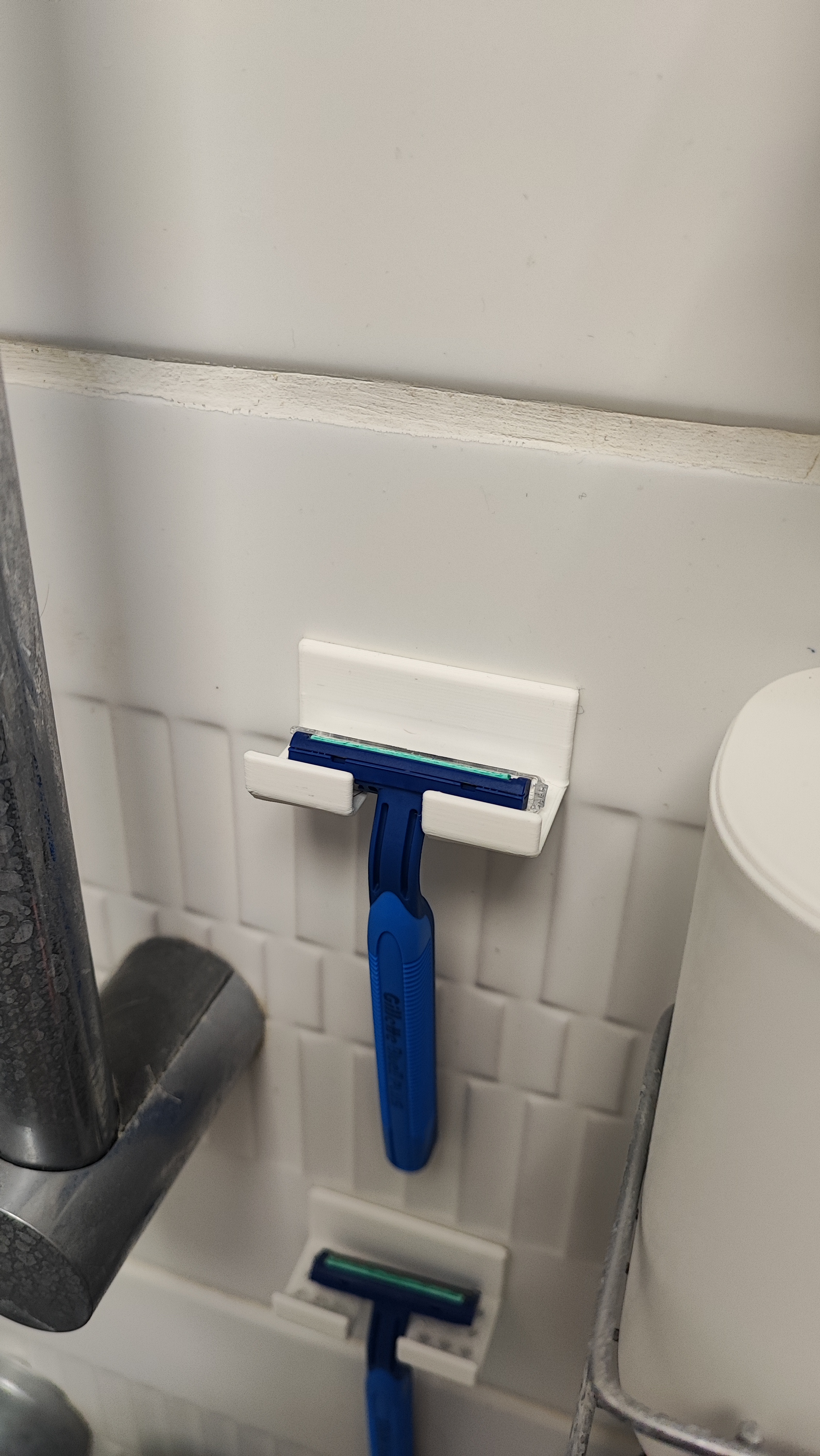 Hanger mount for disposable razor