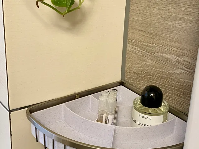 Item compartment for bathroom edge shelves