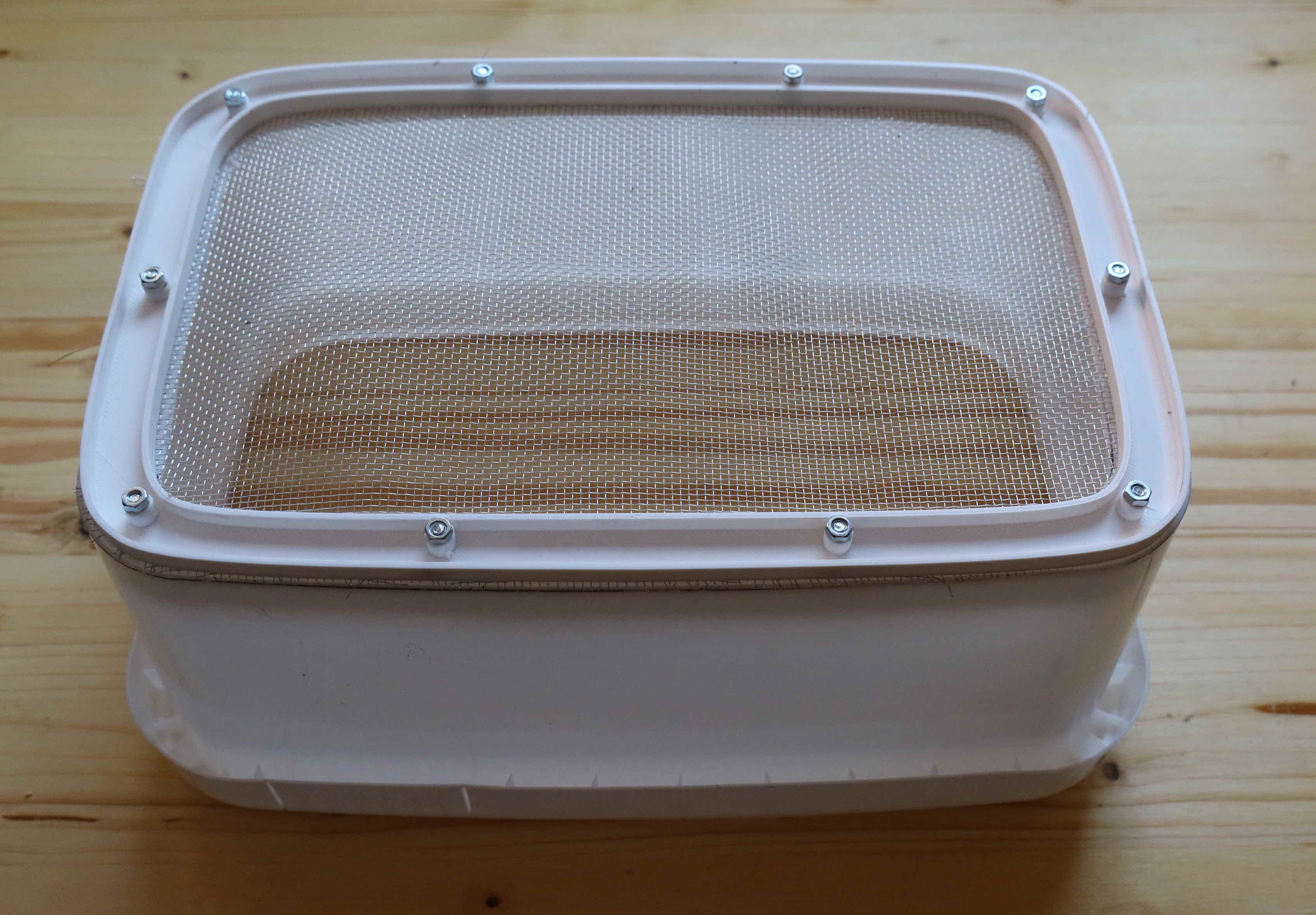 Mehlwurmzucht: Rahmen für Mehlkäferbox – frame for box for meal beetles