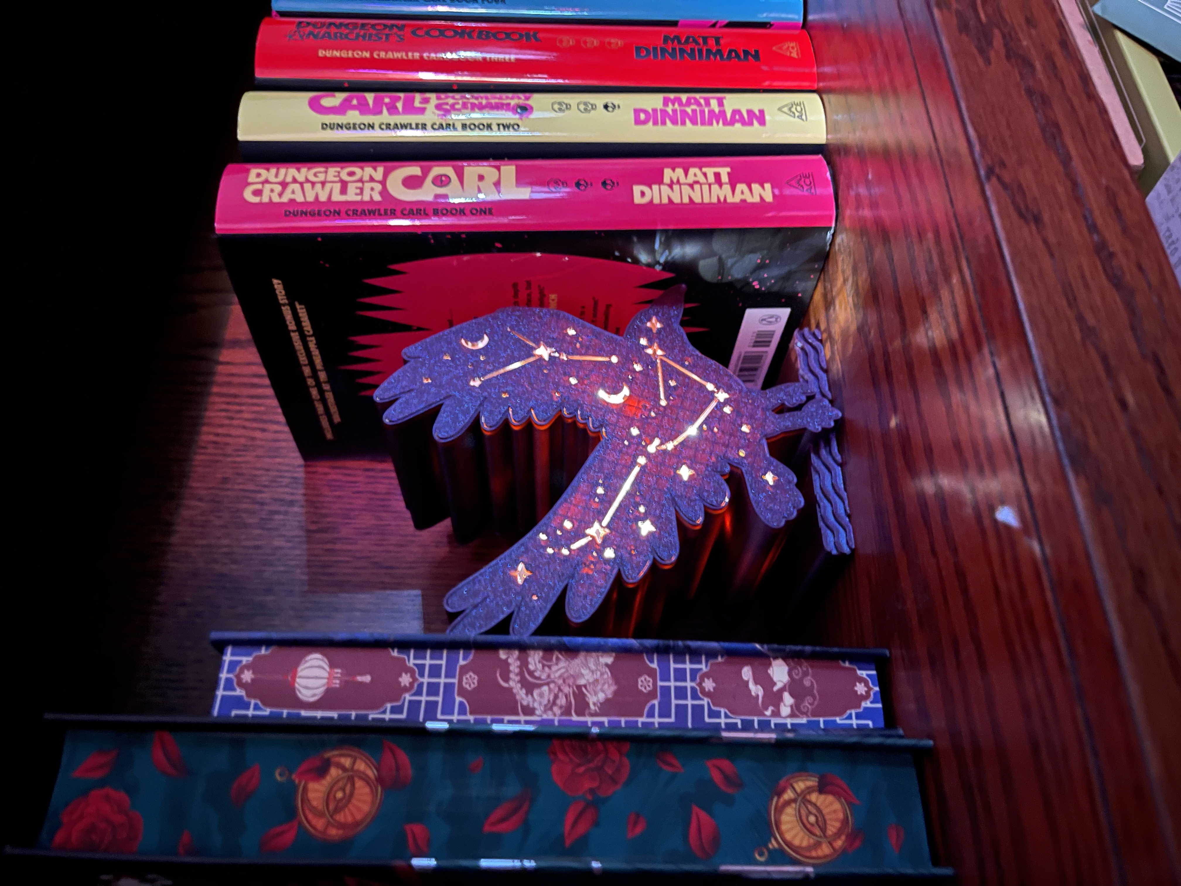 Cosmic Crow – Light-Up Constellation Shelf Display — miniatura 5