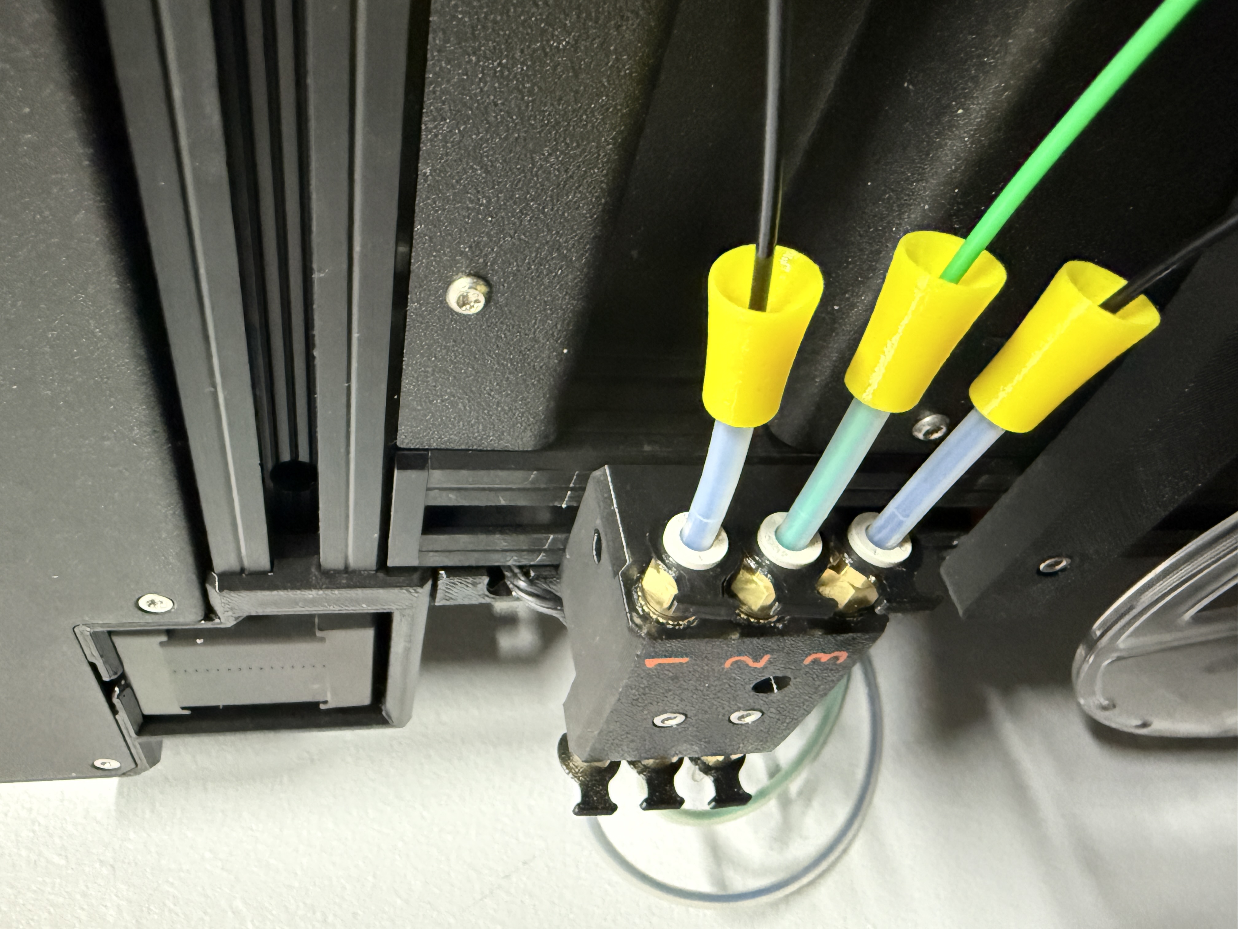 Thin collet clip