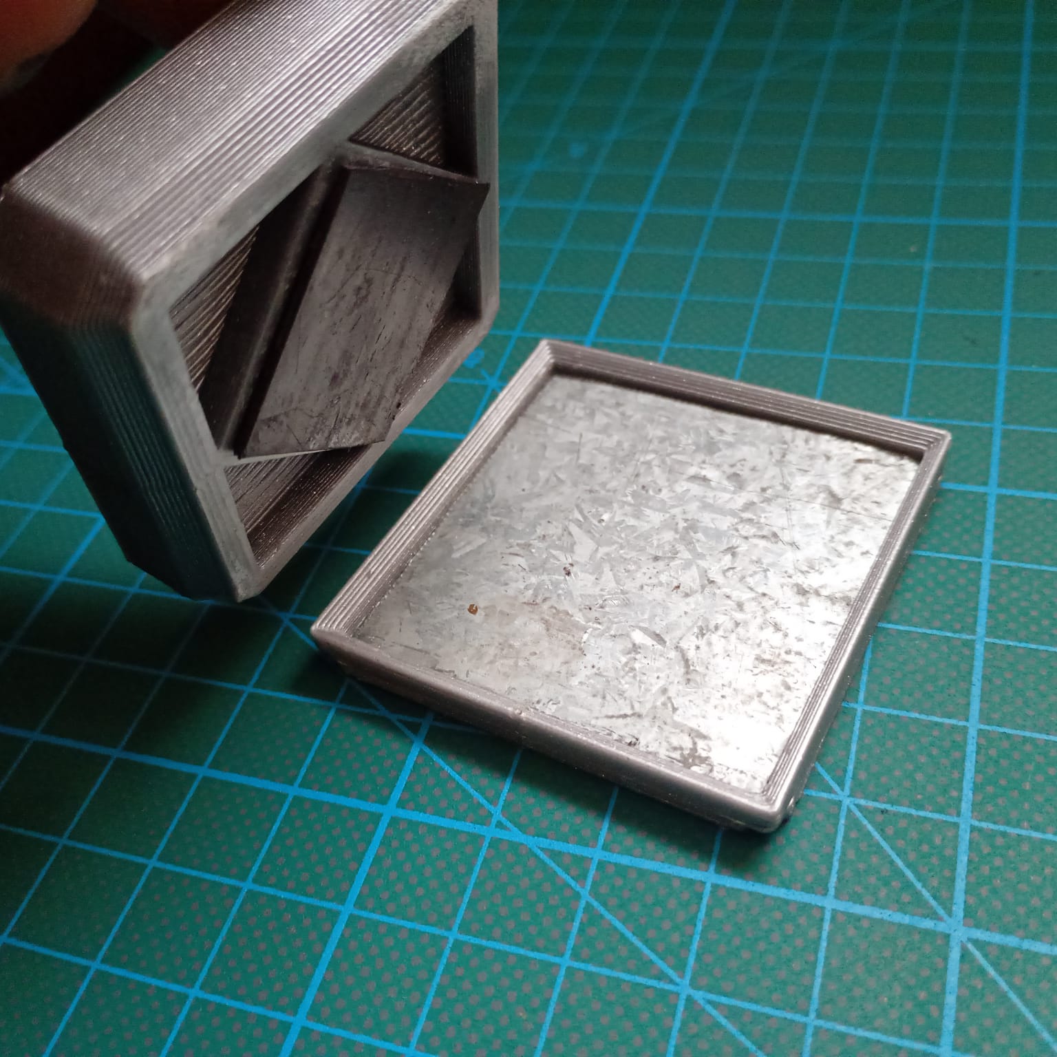 FreeGrid Storage Grid Using Steel Squares And Magnetic Strips