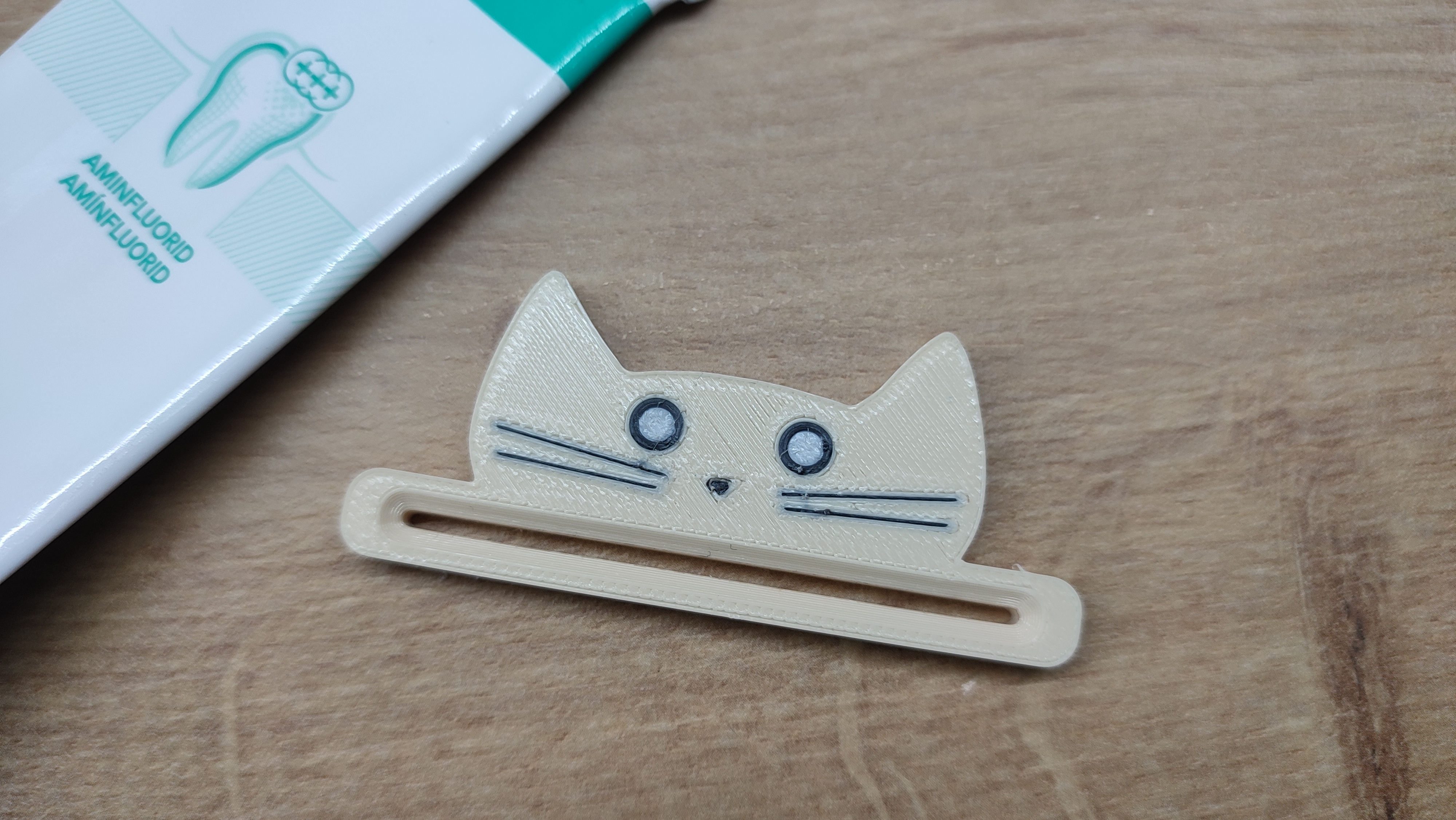 Miniatura 2 do modelo 3D Cat tooth paste squeezer