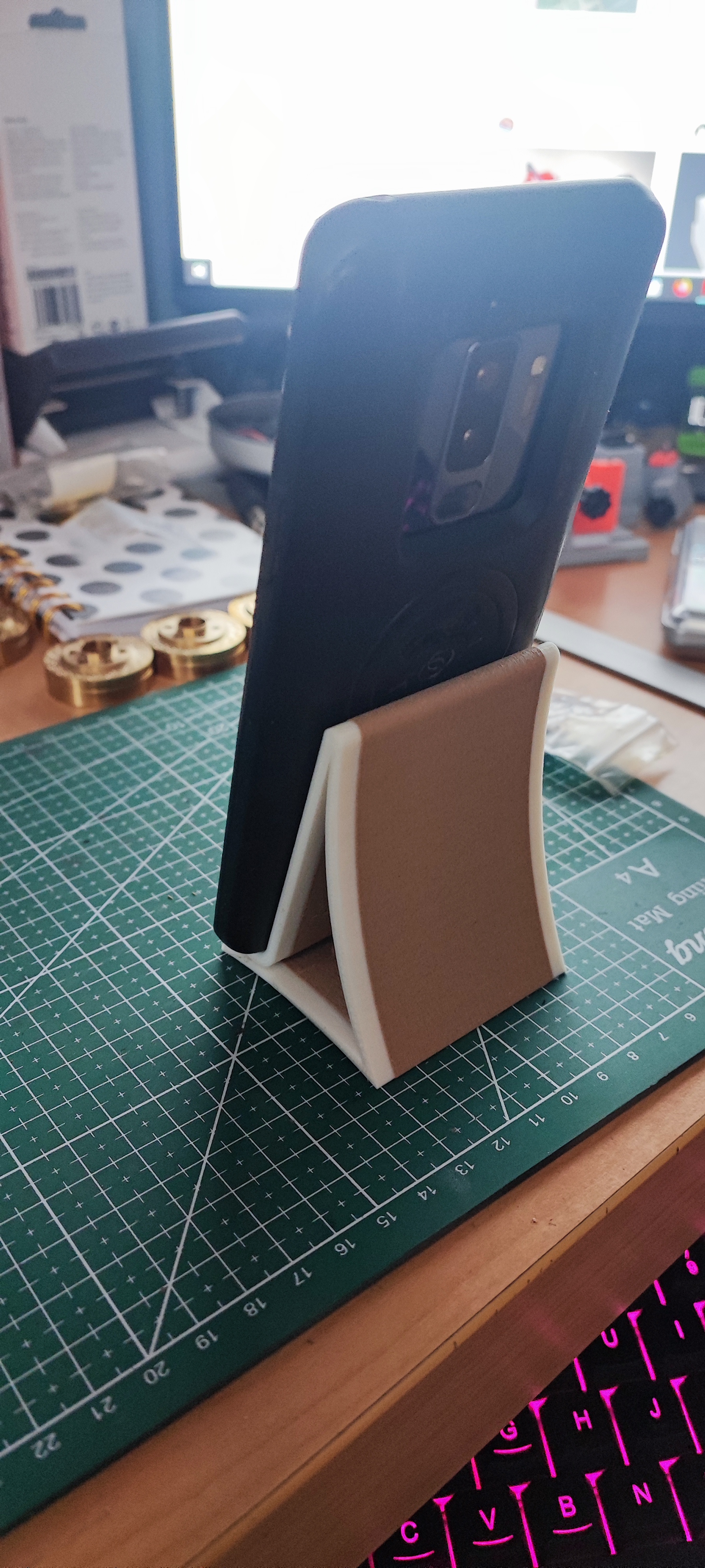 Base smartphone - phone stand