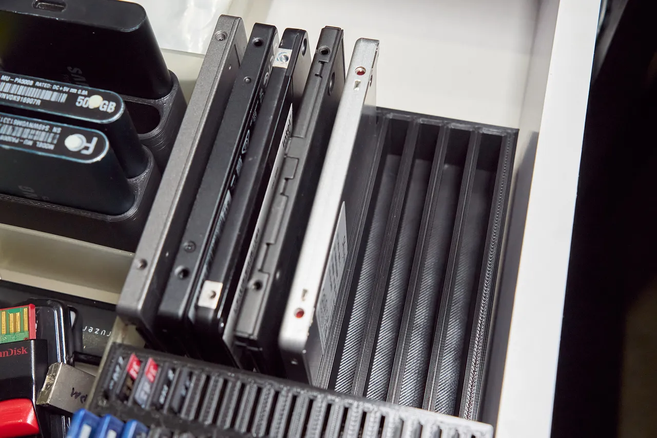 Simple Dense SSD Holder by fouronenine | Download free STL model ...