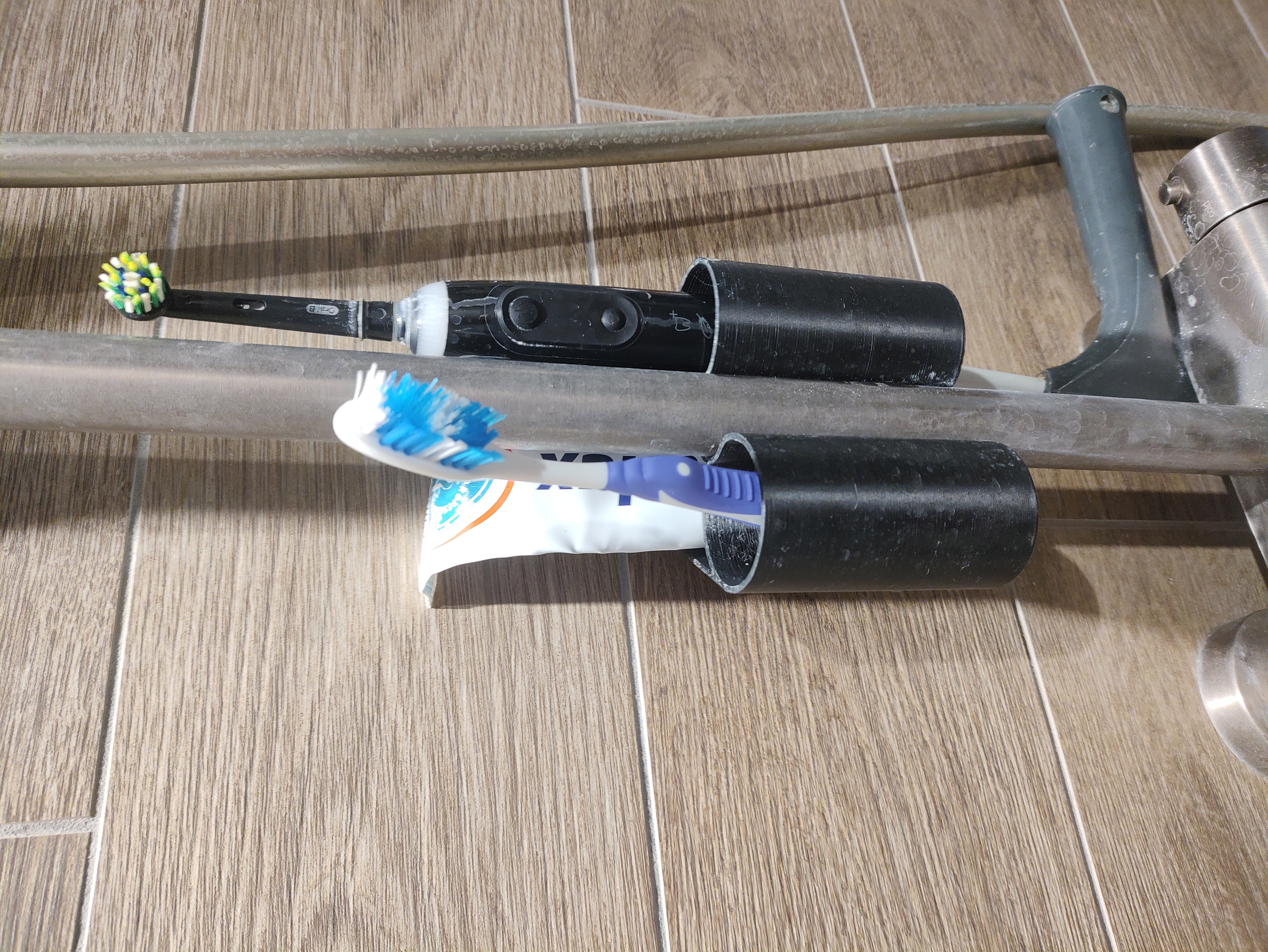 Shower rod toothbrushholder