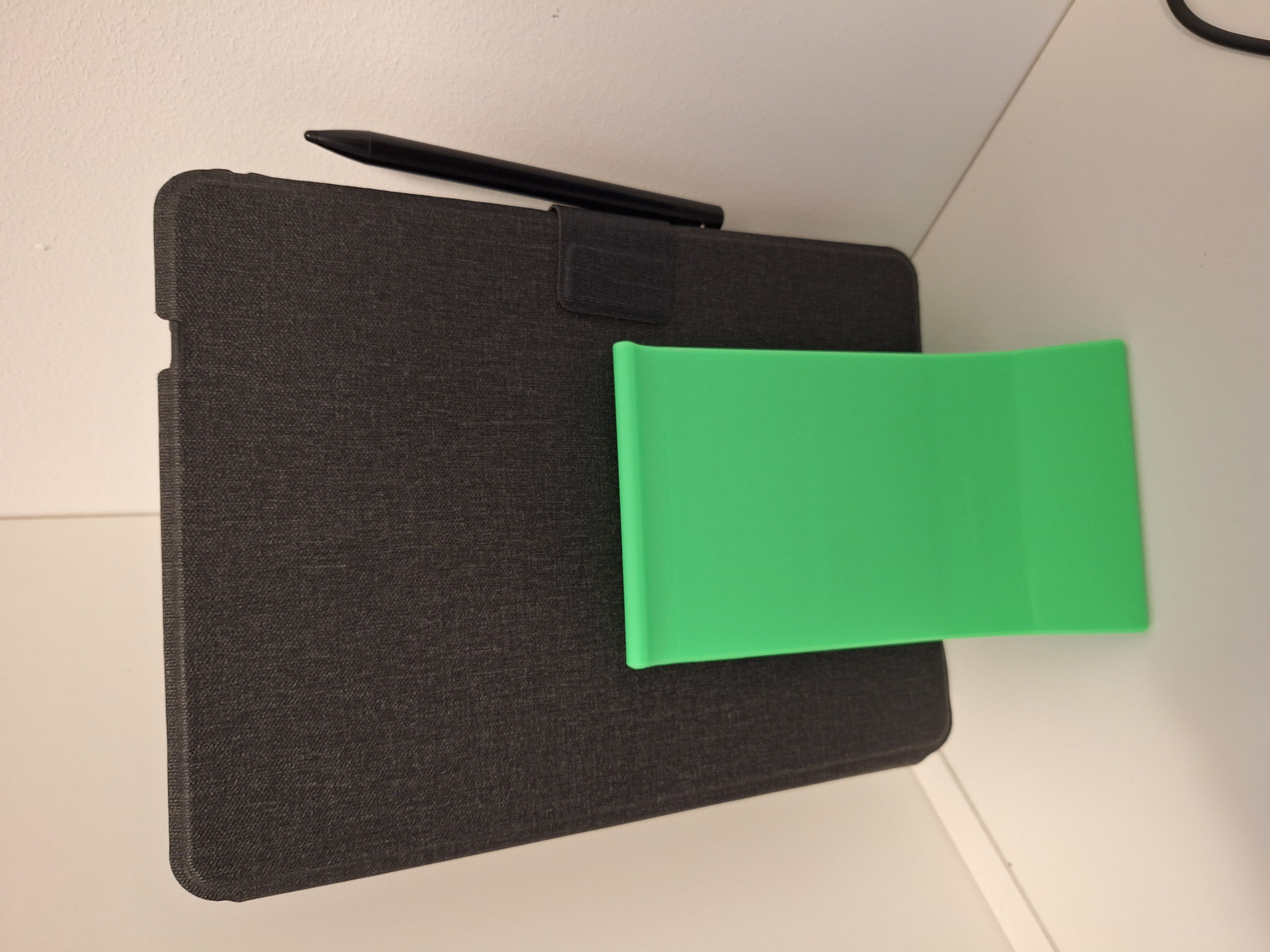 Laptop/Tablet vertical gravity dock / stand