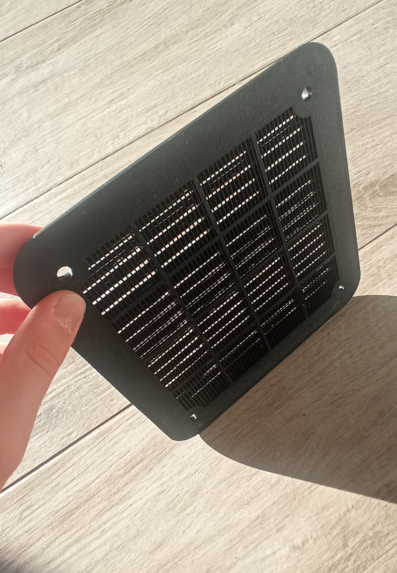 Outdoor ventilation grid with mosquito net
