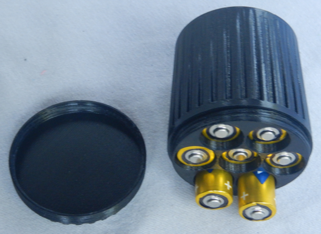 Batterie Box mit Schraubdeckel für 7 Stück AA Zellen; Battery box with screw cap for 7 AA cells