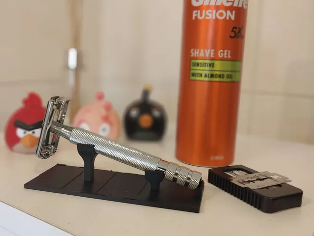 Safety razor katana like holder