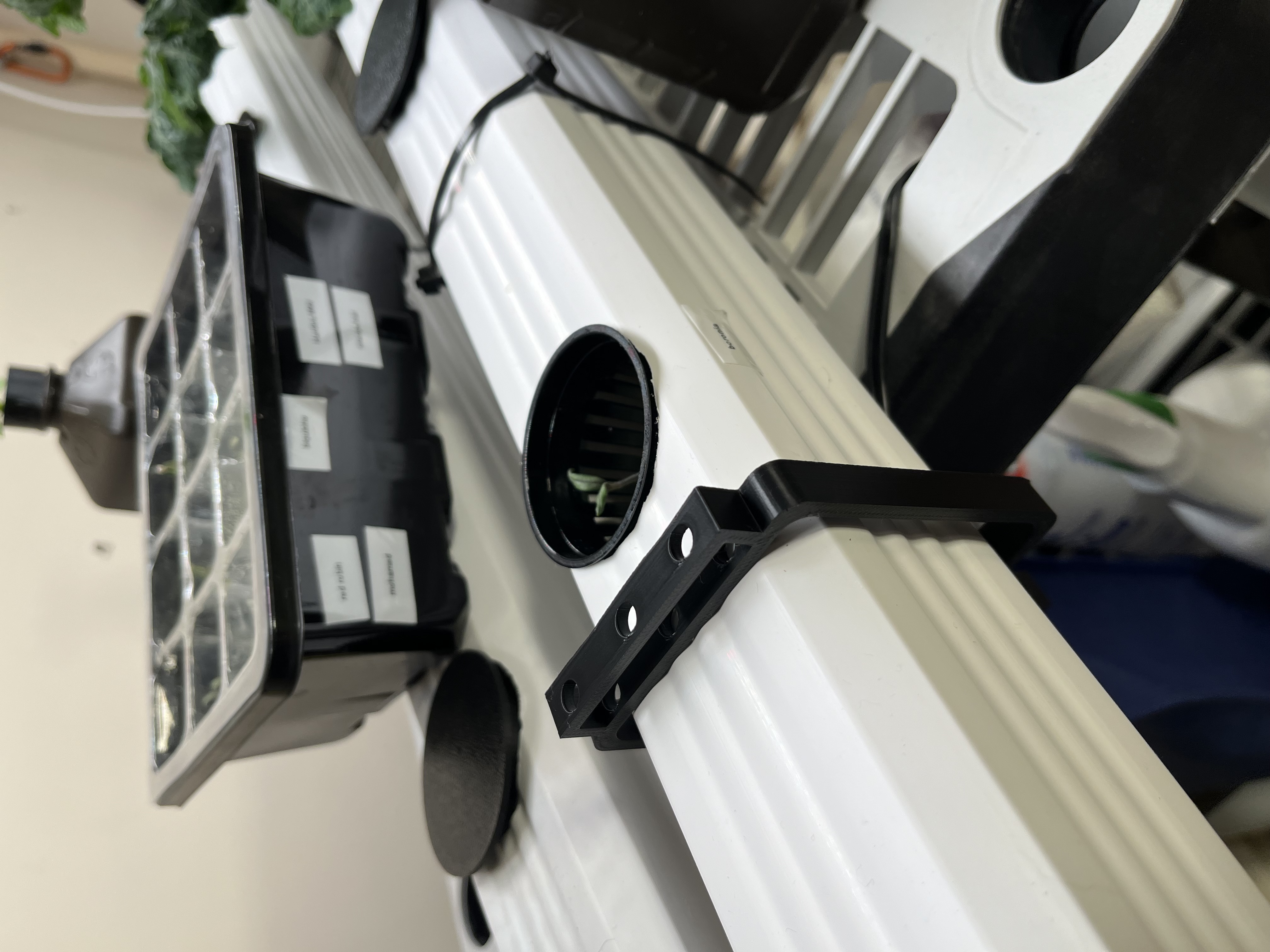 Pipe clamps for hydroponics