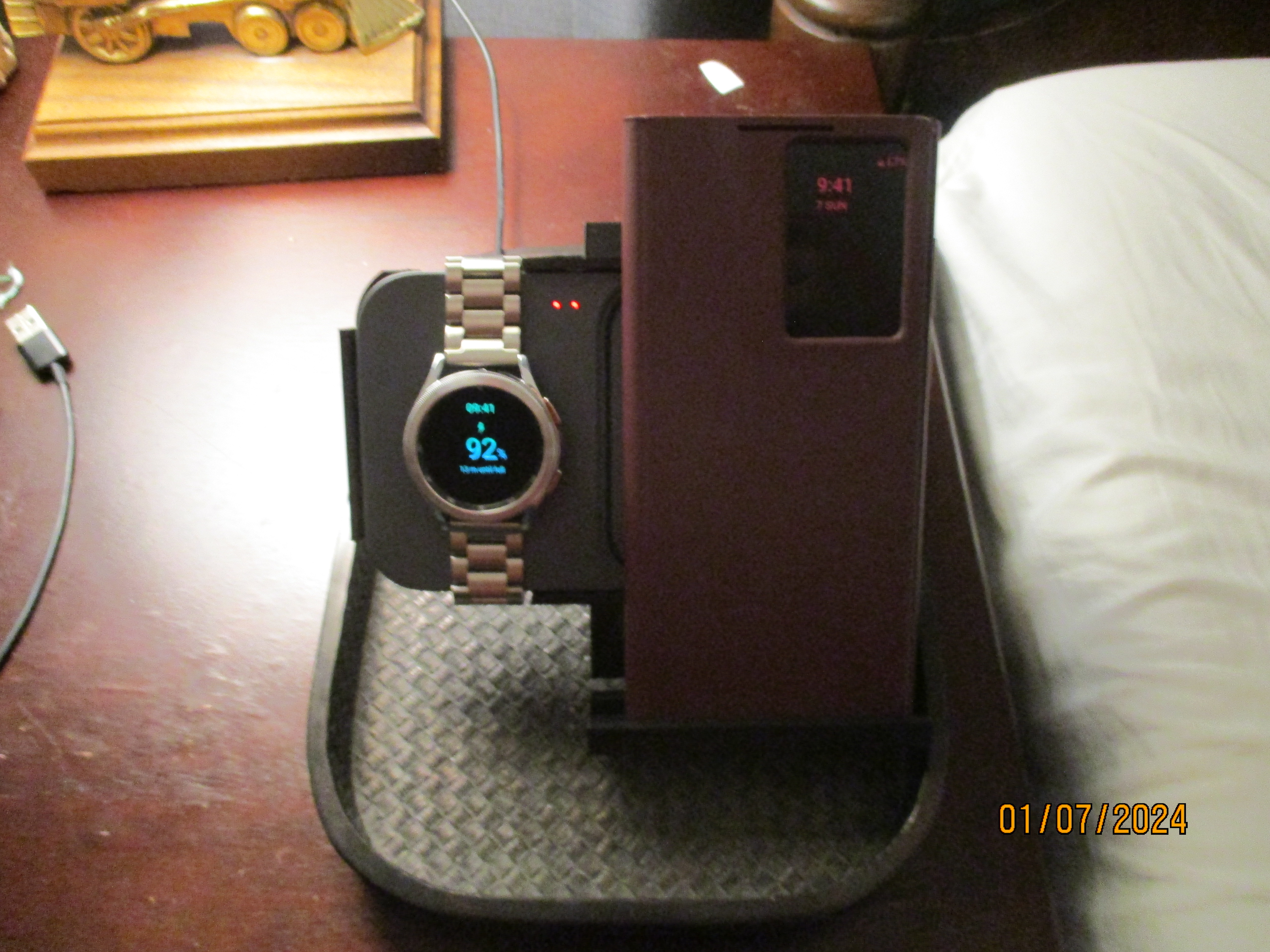 Samsung Duo Charger Stand for Smaller Wrists and Wider Phones