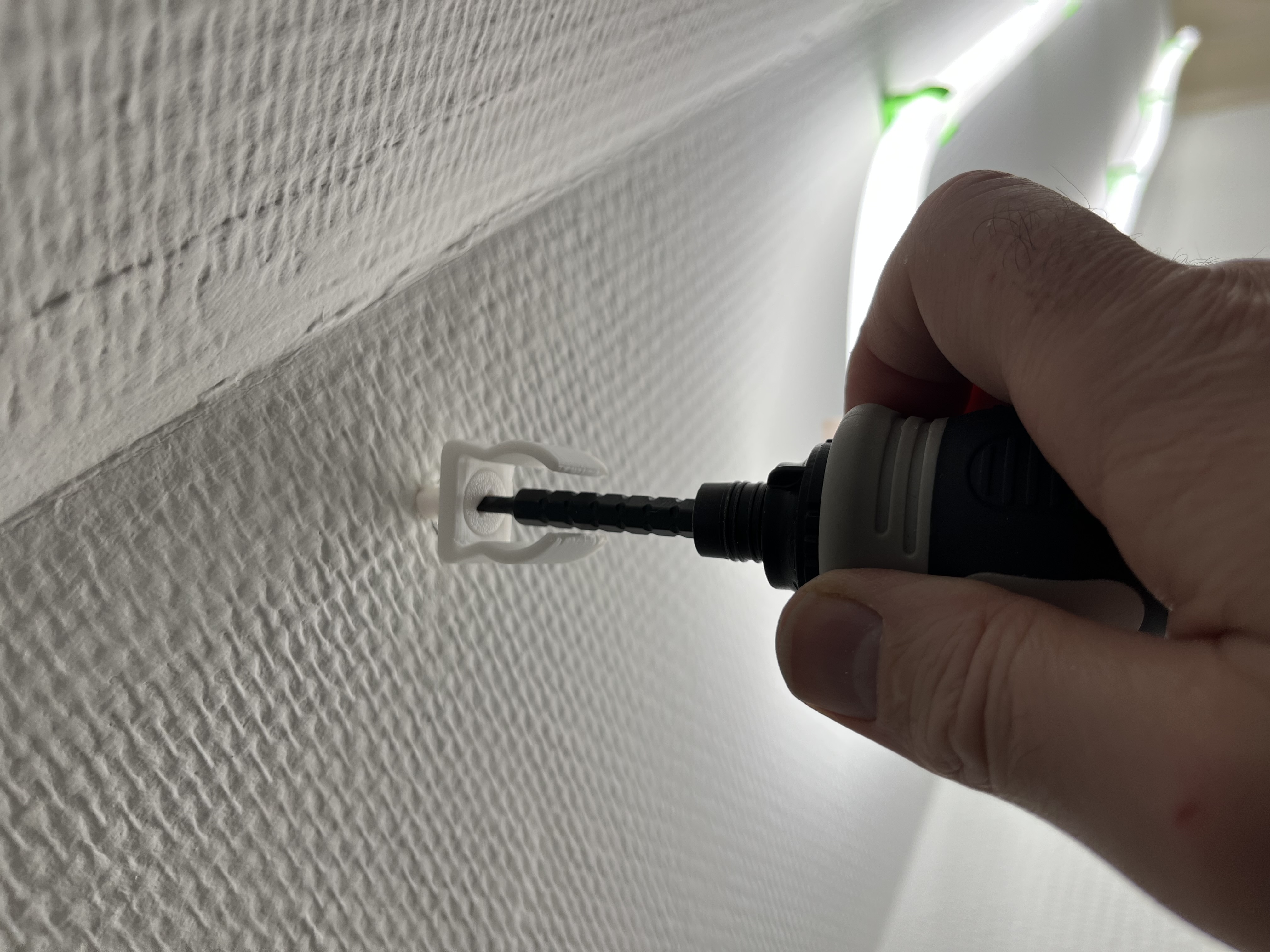 Quick & Easy LED Tube Clip: No Extra Screws Needed — thumbnail 3
