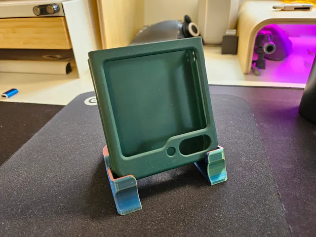 Samsung Z Flip phone stand
