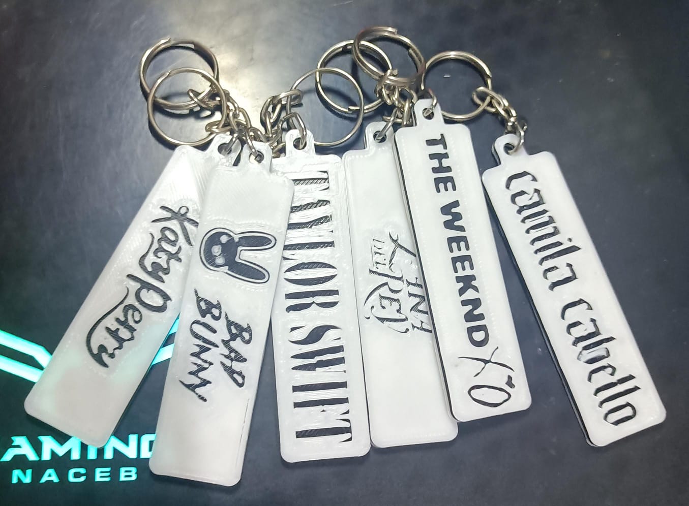 Spotify Keychain with Artist Name (Multiple Artists), Camila Cabello,  Katy Perry, Taylor Swift, Bad Bunny, The Weeknd, Lana Del Rey, Morat, BTS, Jesse & Joy, One Direction, Peso Pluma, Metallica, 21 Pilots, Olivia Rodrigo,THE 1975, etc.