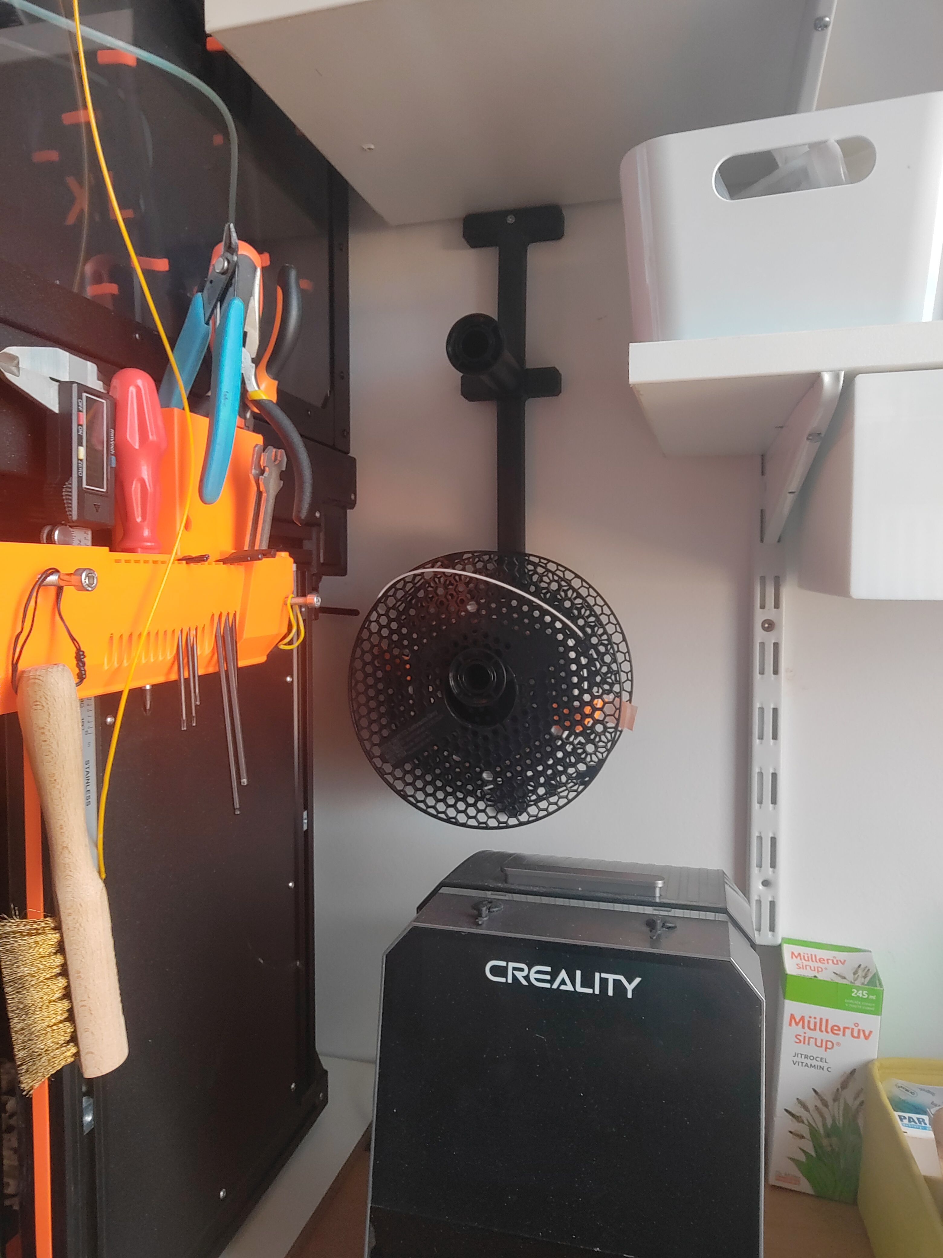 Prusa XL + policový systém Element = závěs cívek "za" polici (f3d)