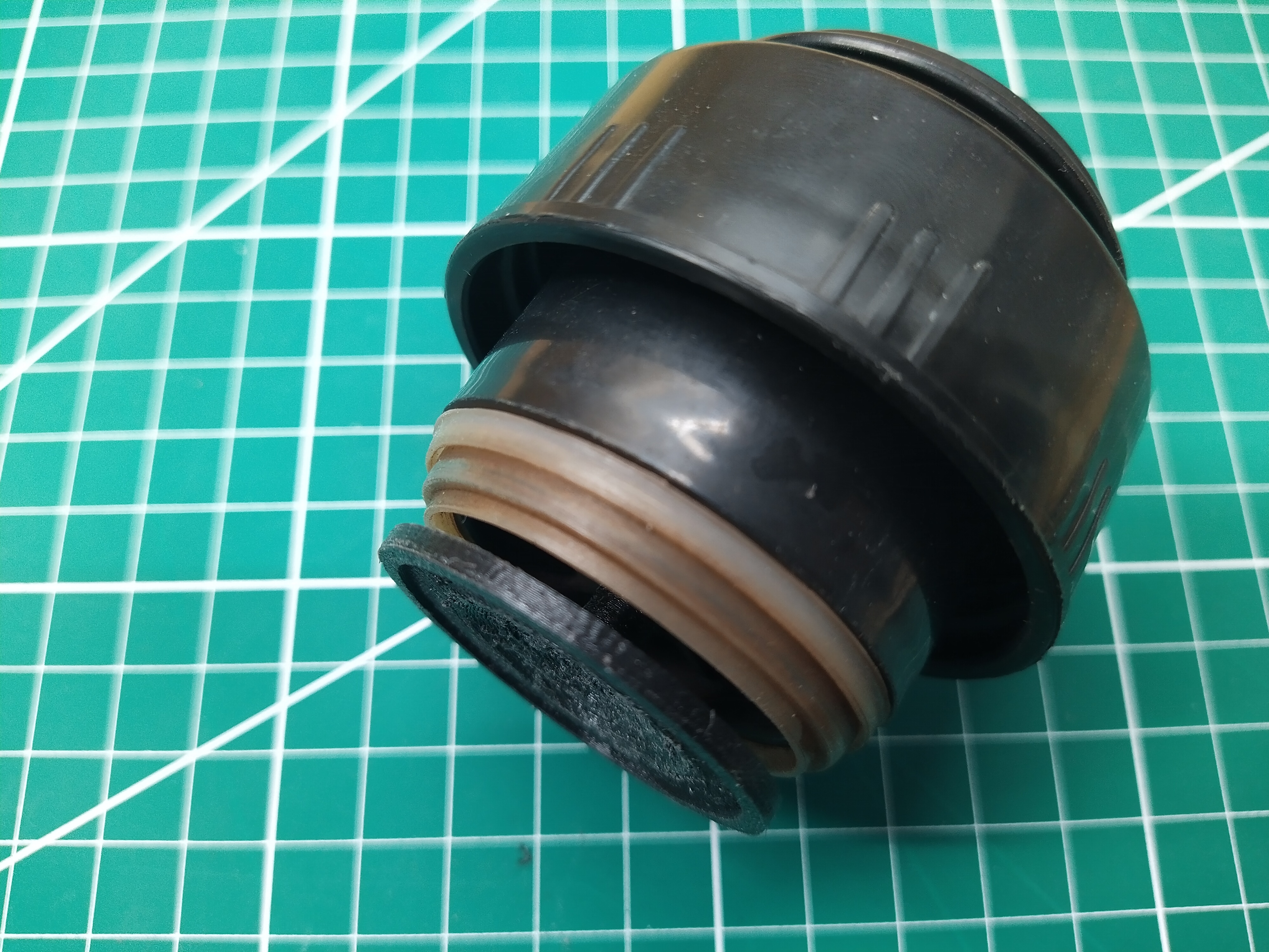 Thermos cap's sealer