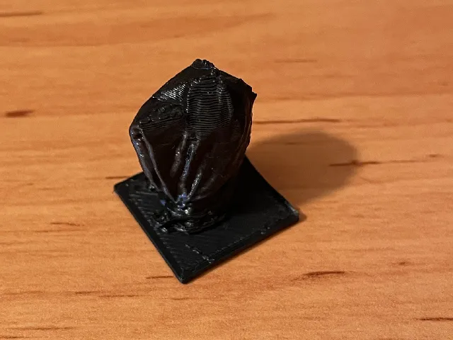 Koudelinek Head in plastic bag / sochařská hlava z hlíny v igelitovém pytli