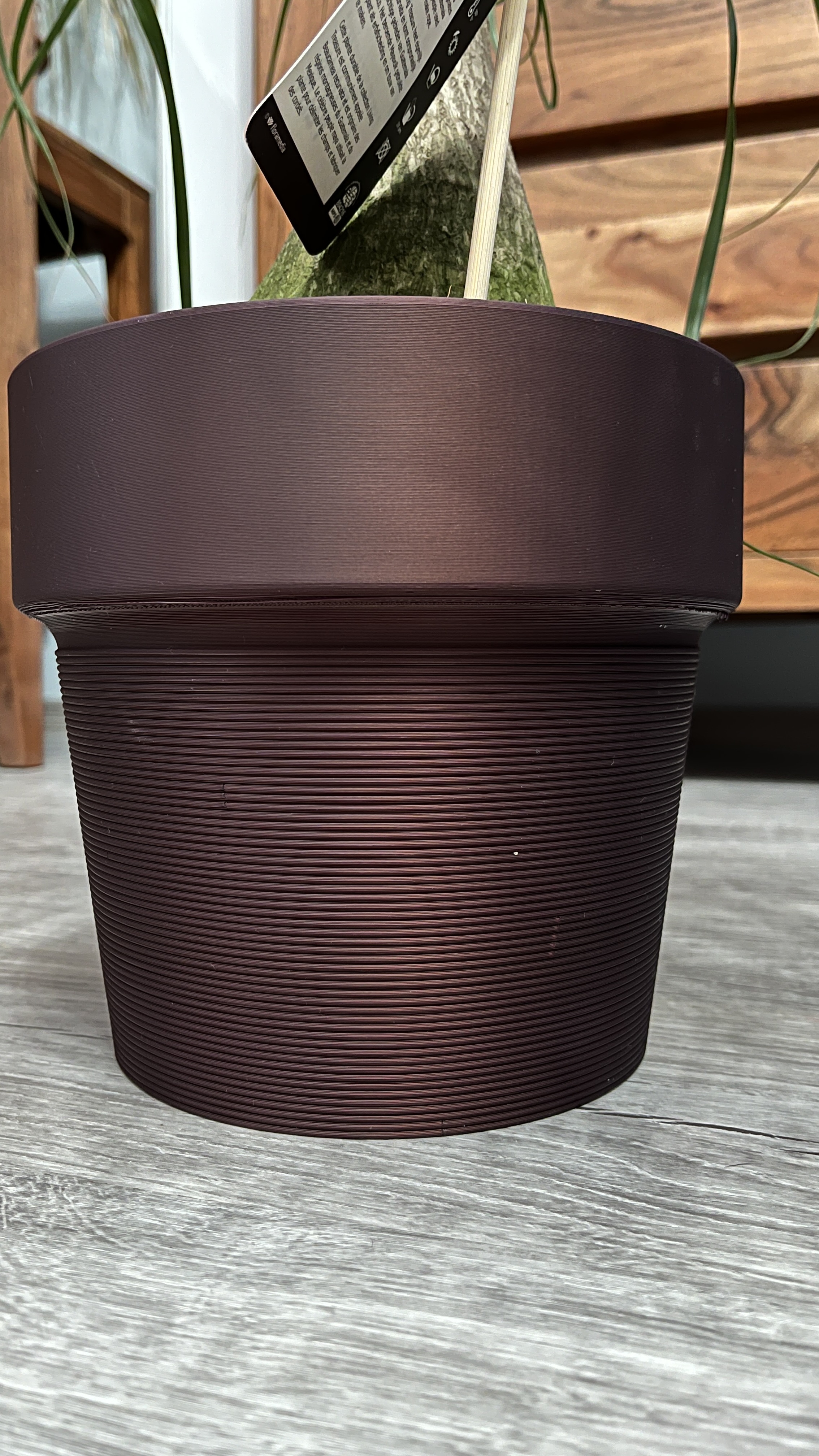 Flowerpot with lines