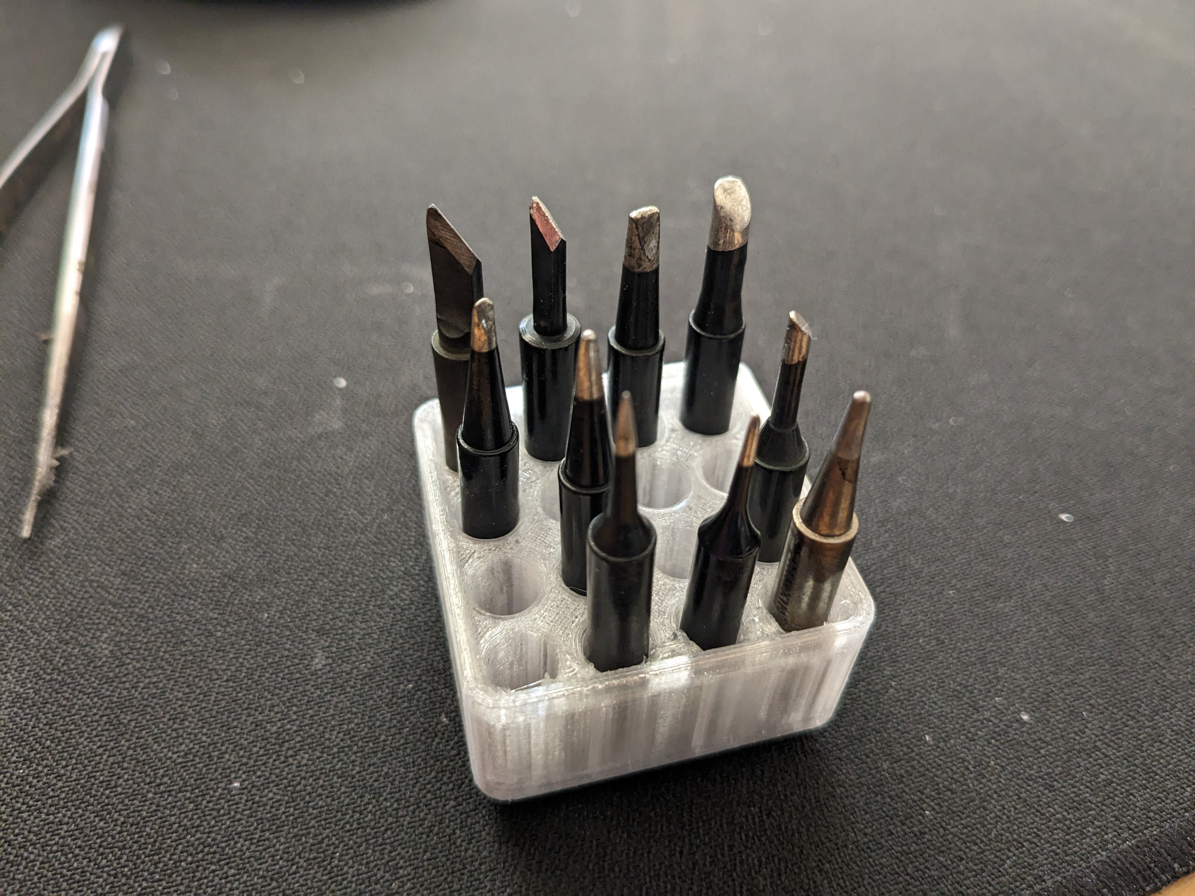 Gridfinity soldering iron tip holder with locks, 16 holes