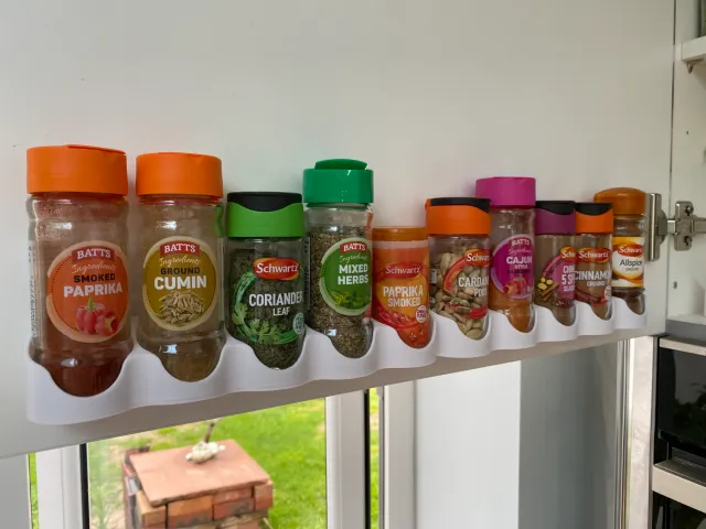 Stalak za začine montiran na vrata/zid (bez šrafova)