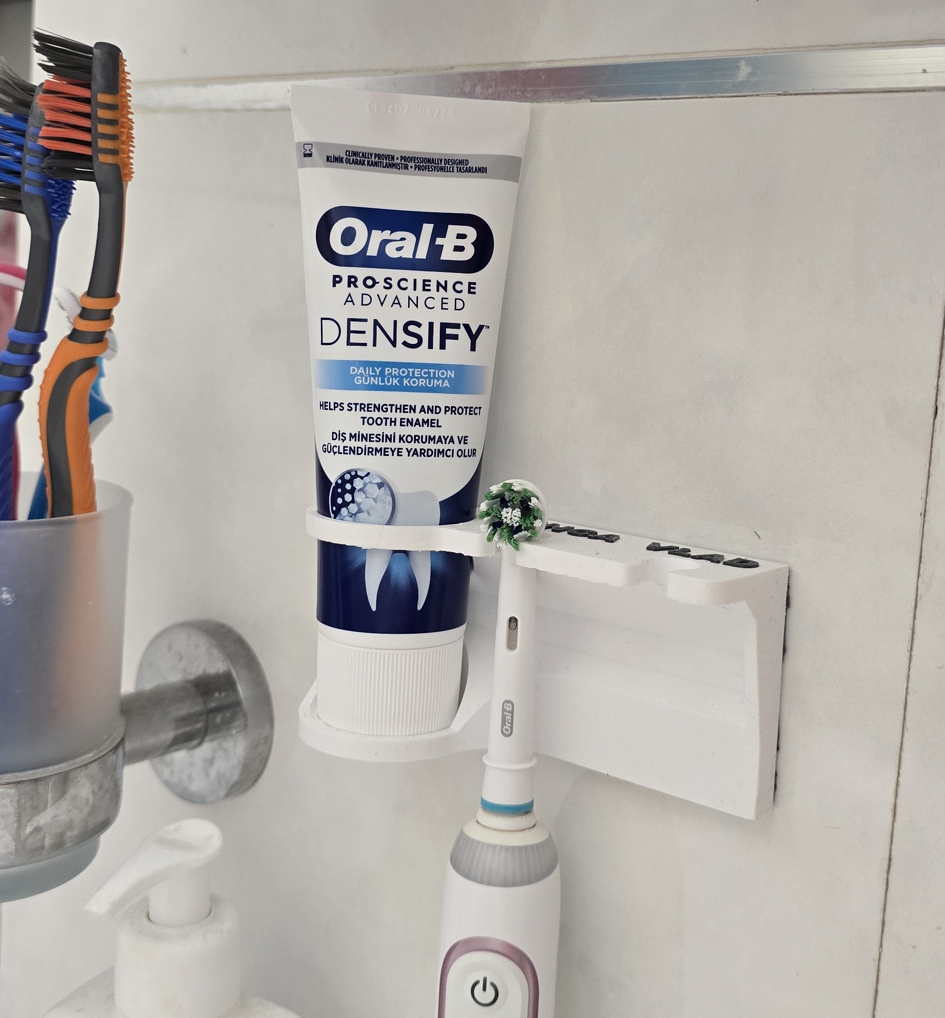 Minimalist tooth brush holder