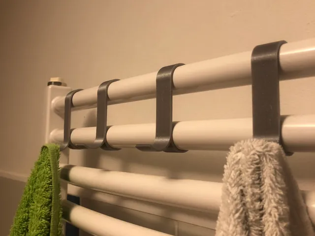 Simple hook for heating ladder