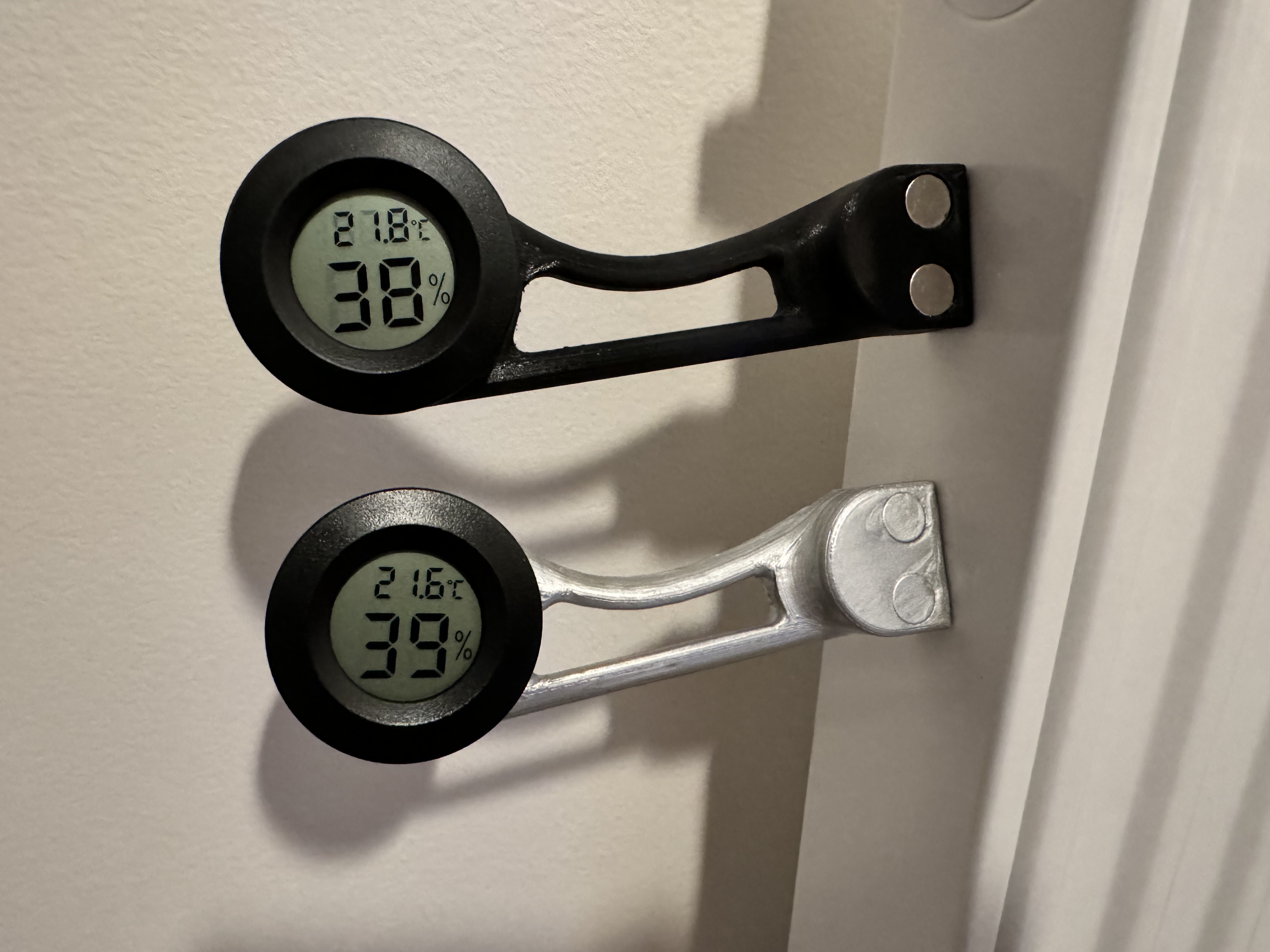 A universal hygrometer holder - Univerzální držák čidla s magnety