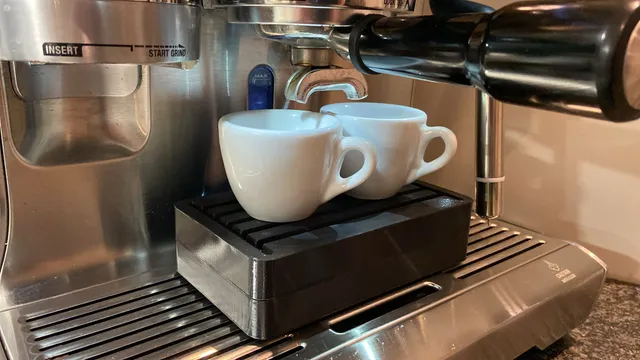 Cup elevating block for coffee automate