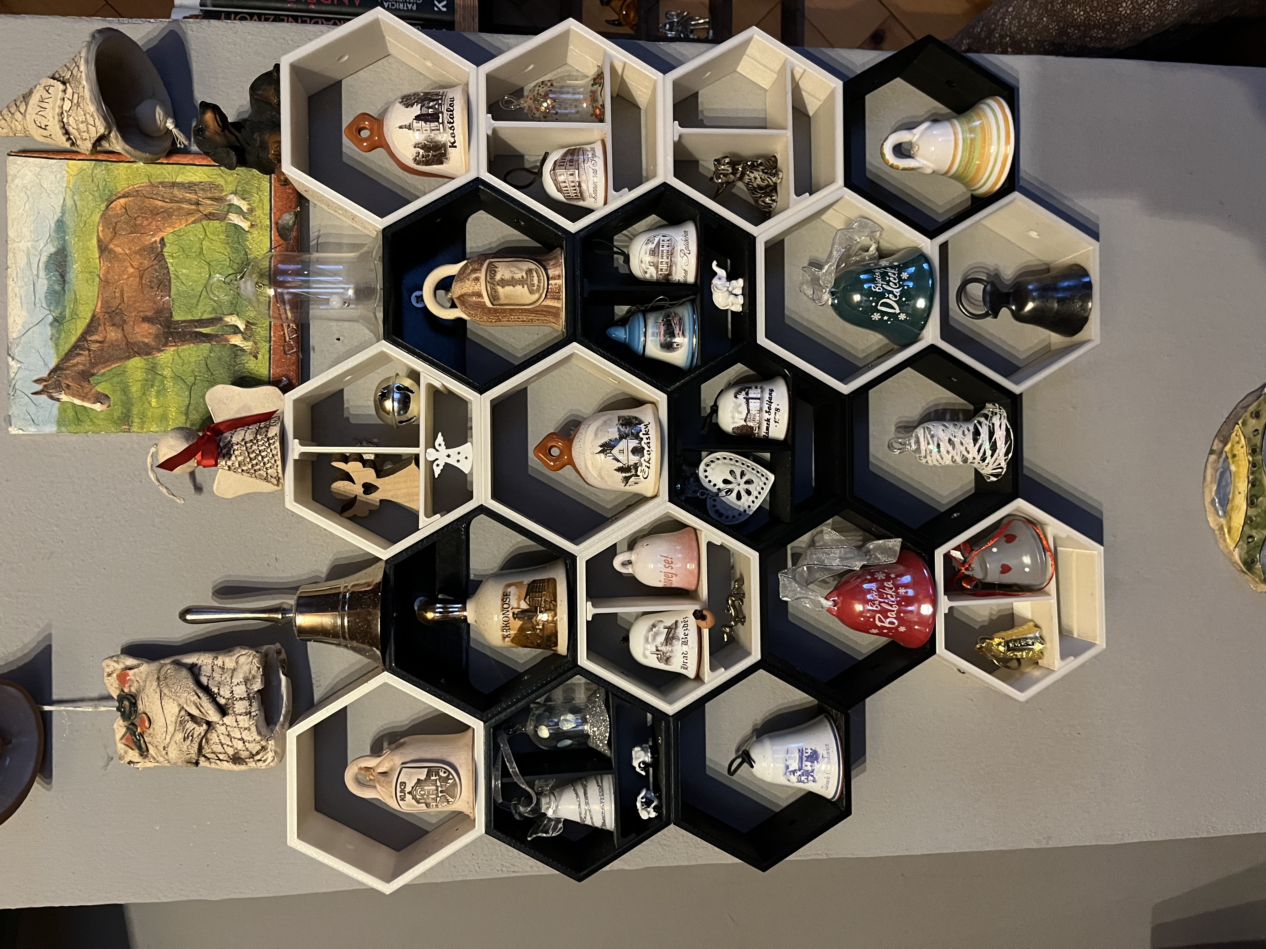 Honeycomb storage wallmount