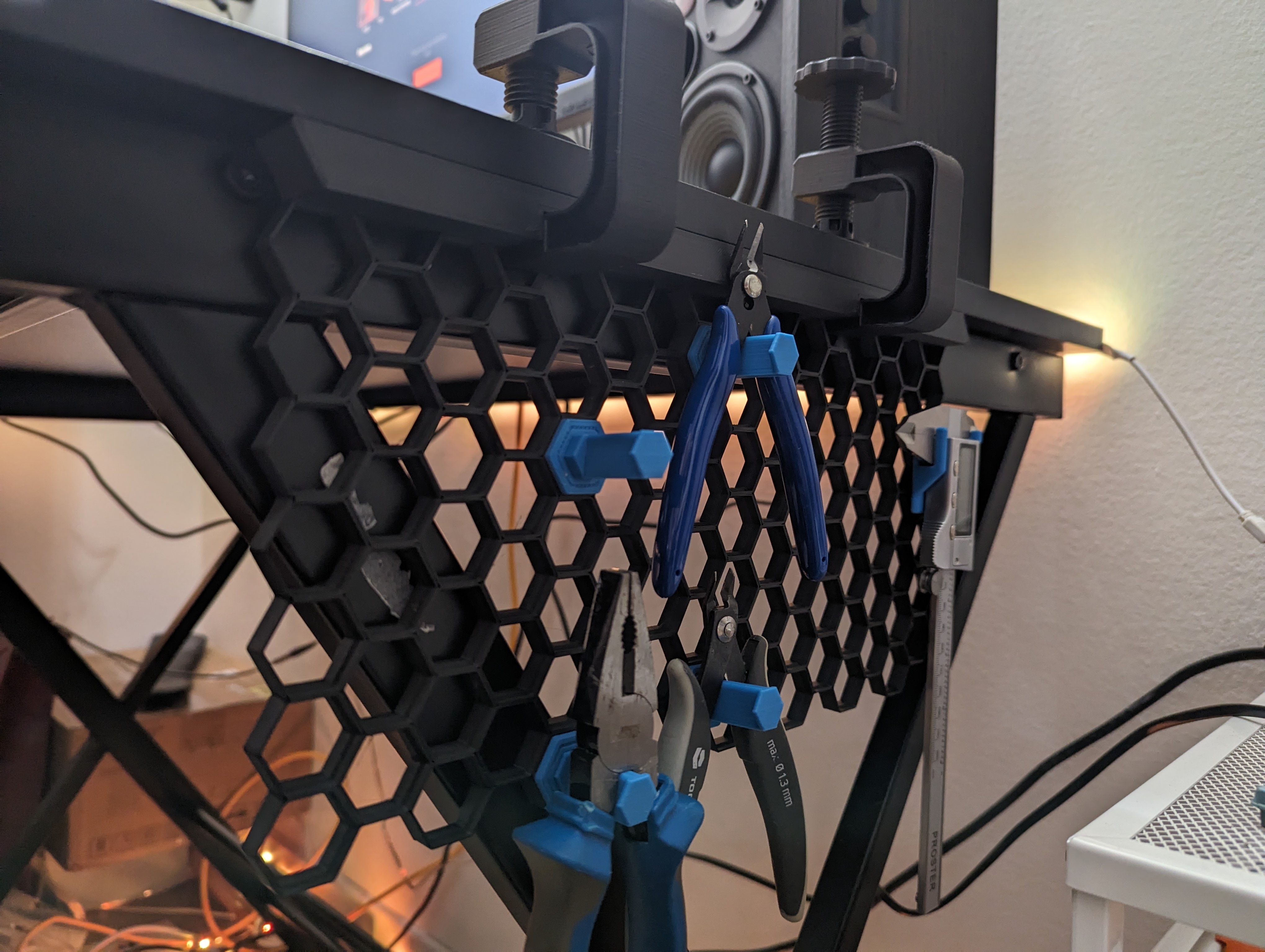 HSW - Honeycomb under desk mount