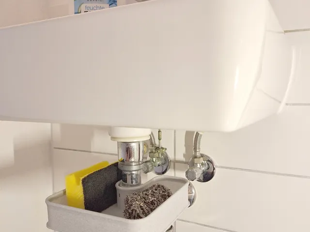 Siphon / Shower Shelf
